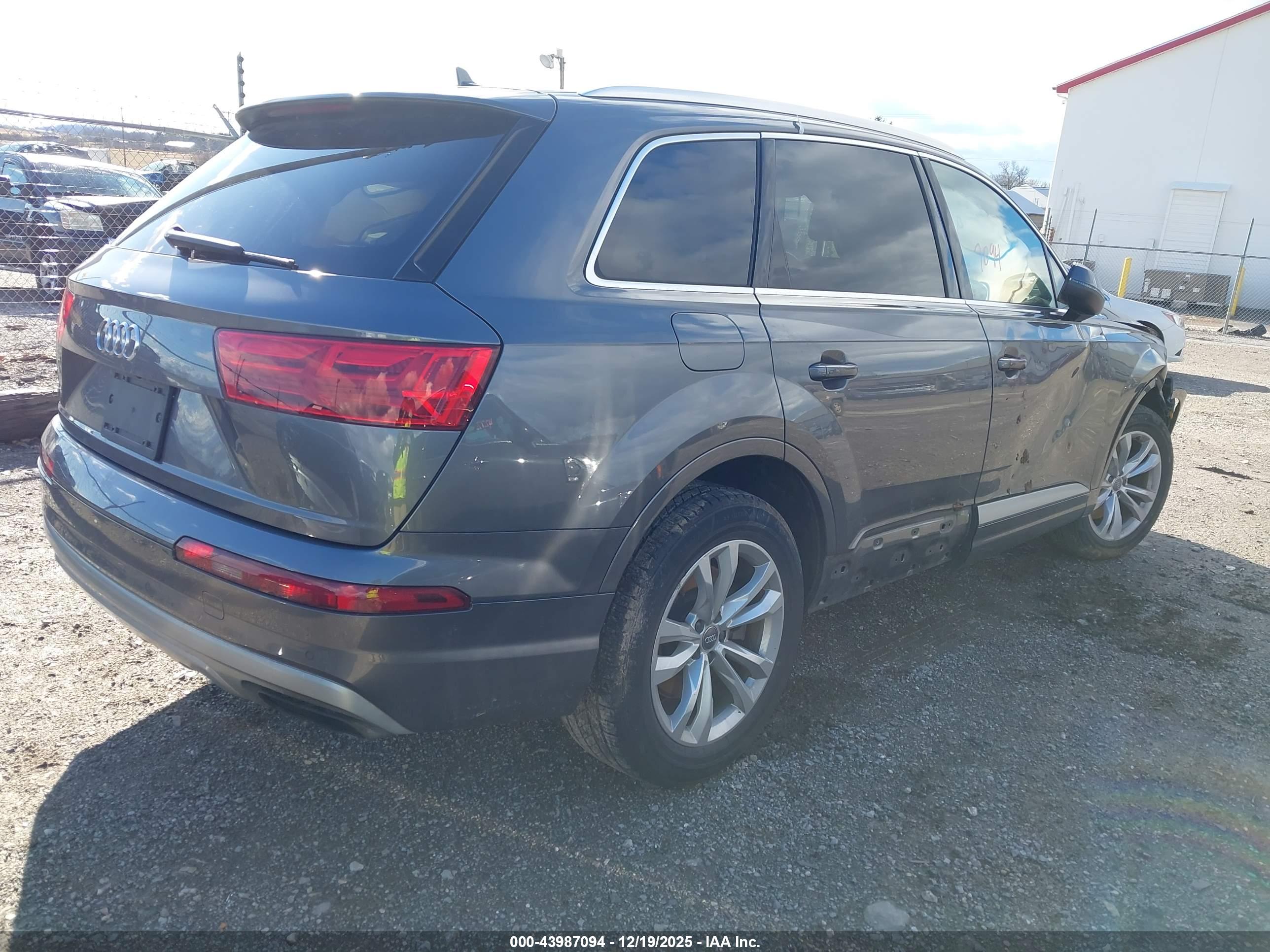 AUDI Q7 image 4