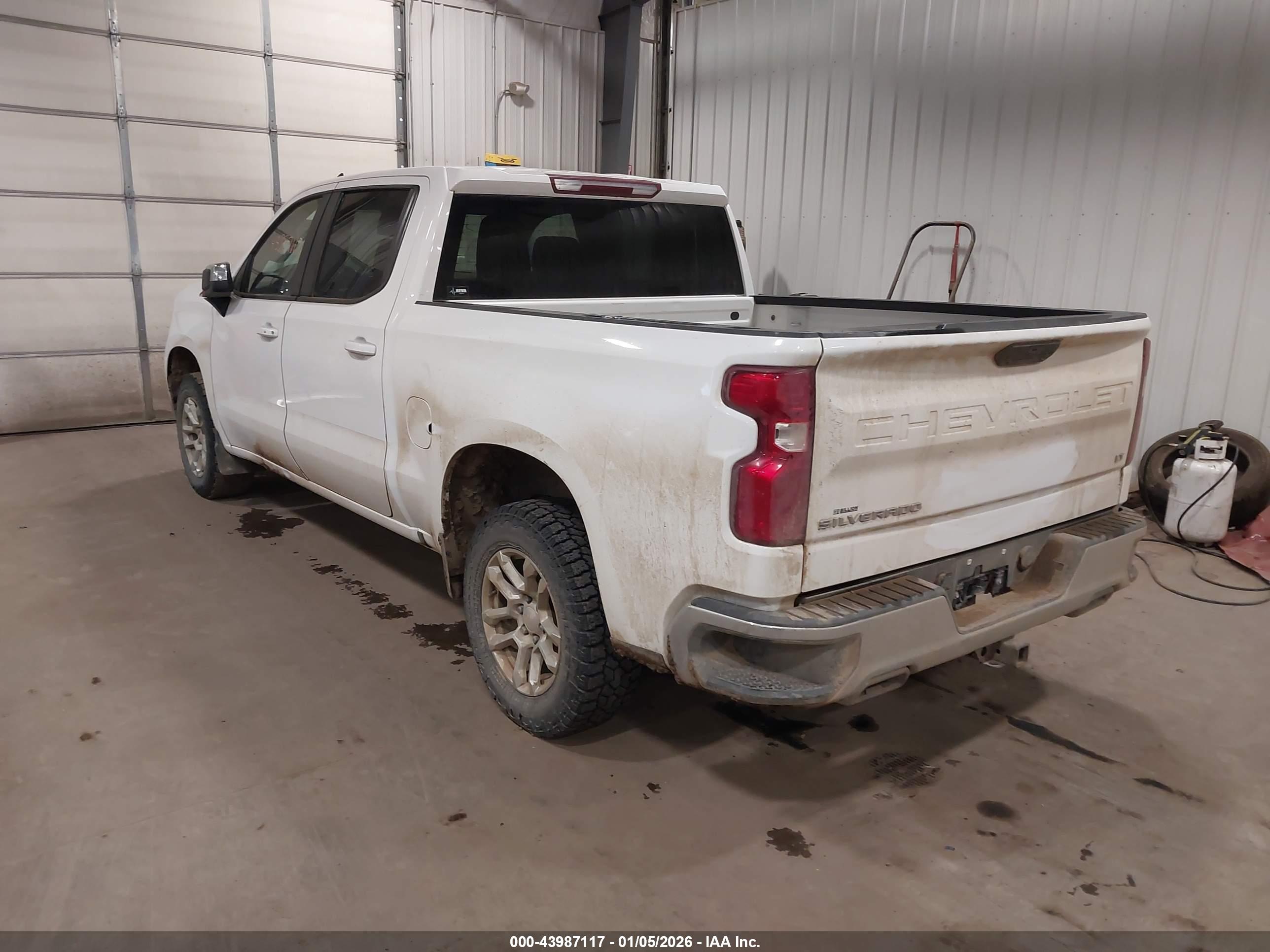 CHEVROLET SILVERADO image 3