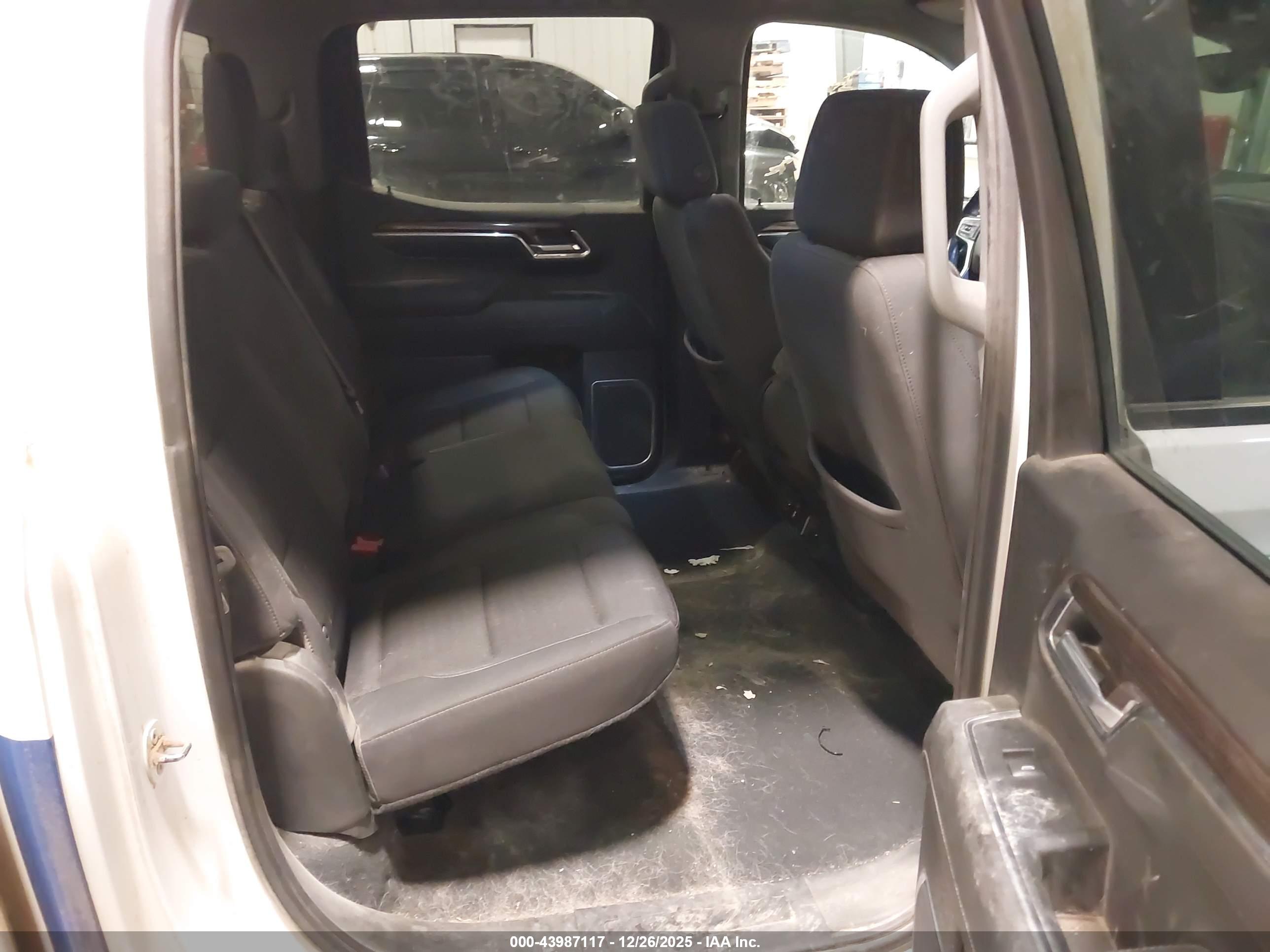 CHEVROLET SILVERADO image 8