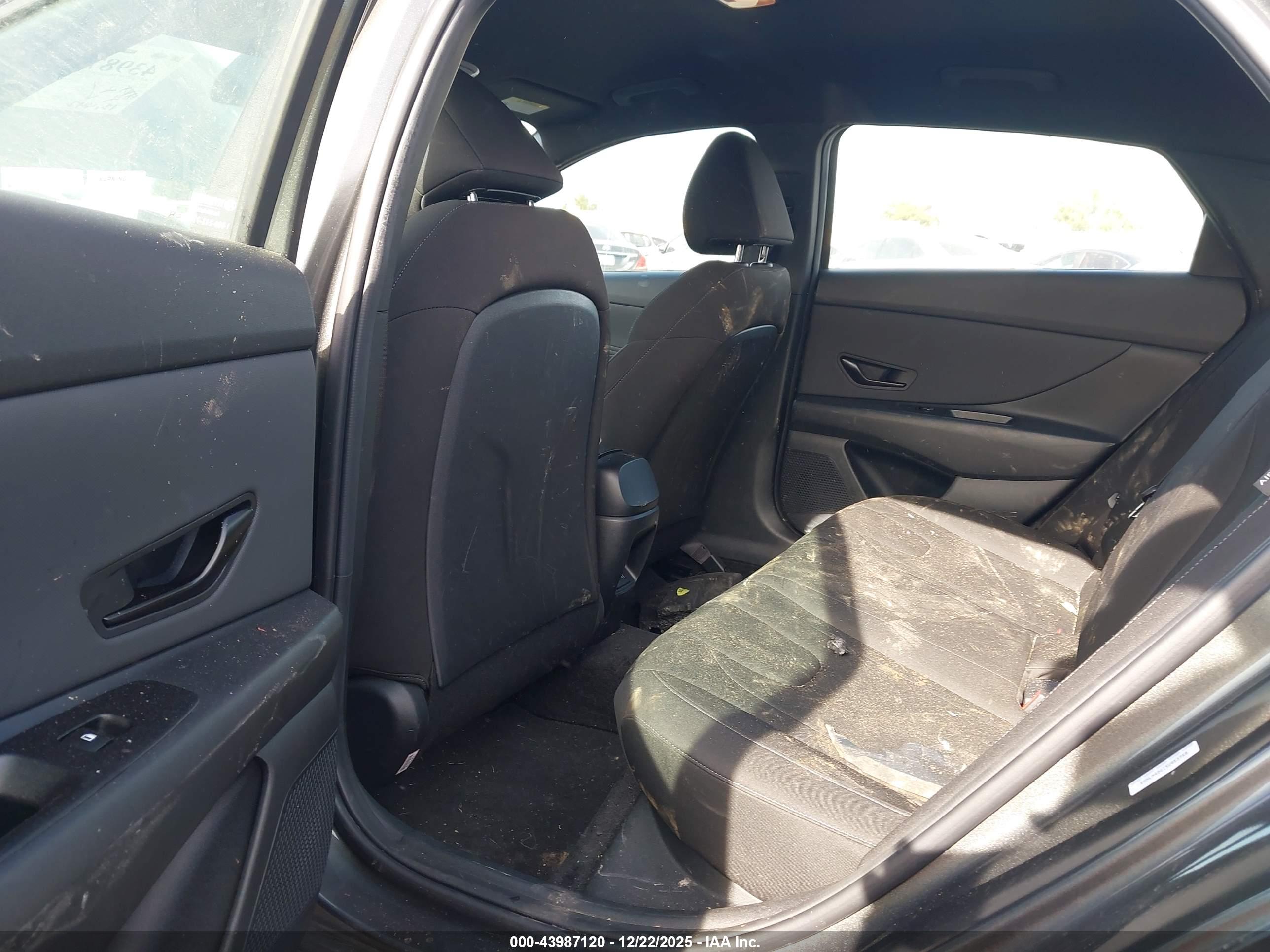 HYUNDAI ELANTRA image 8