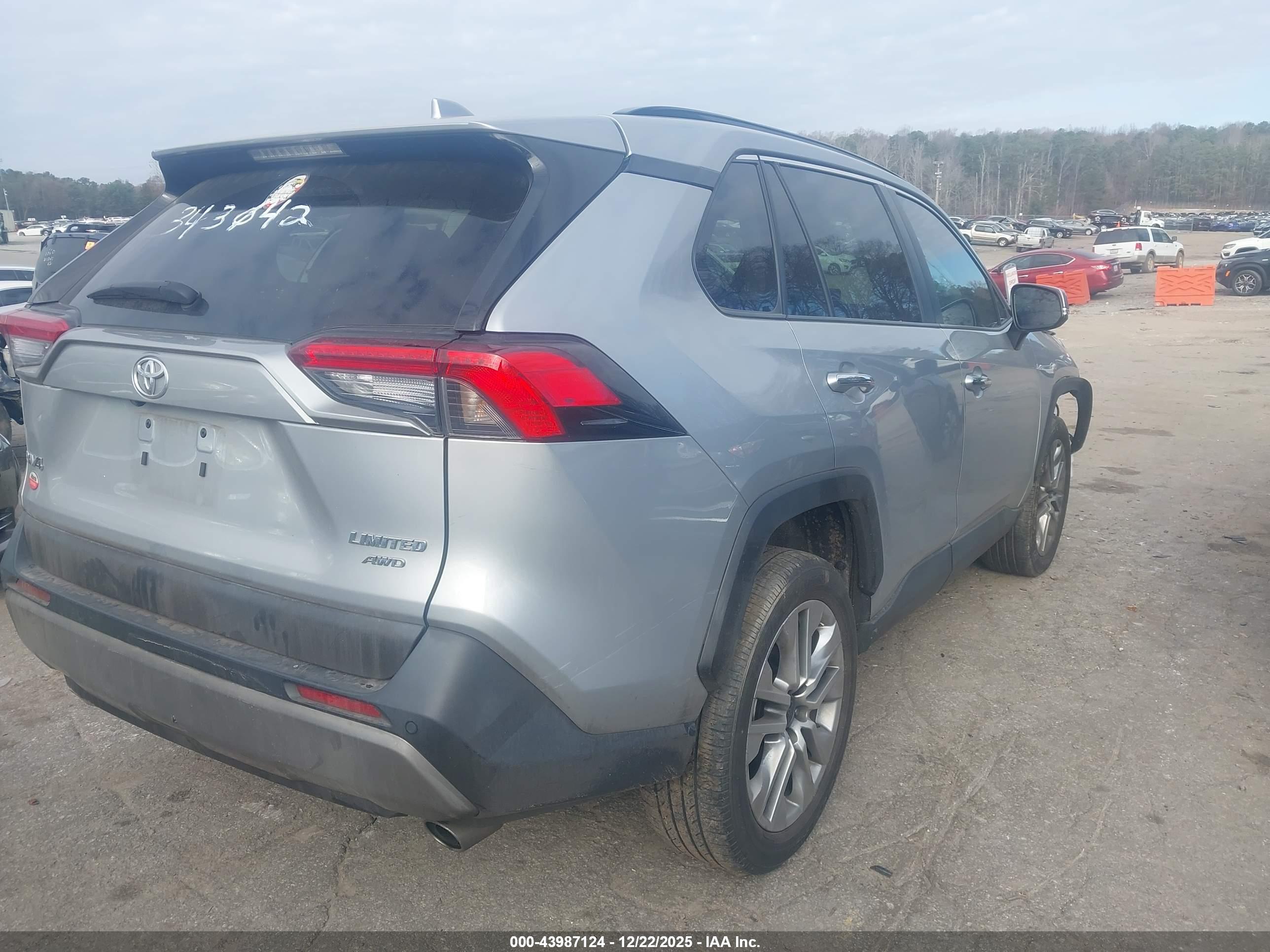 TOYOTA RAV4 image 4