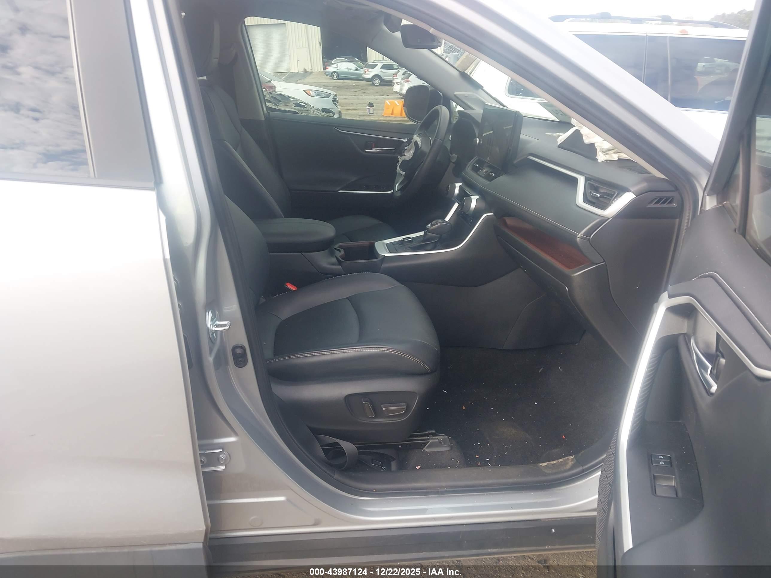 TOYOTA RAV4 image 5