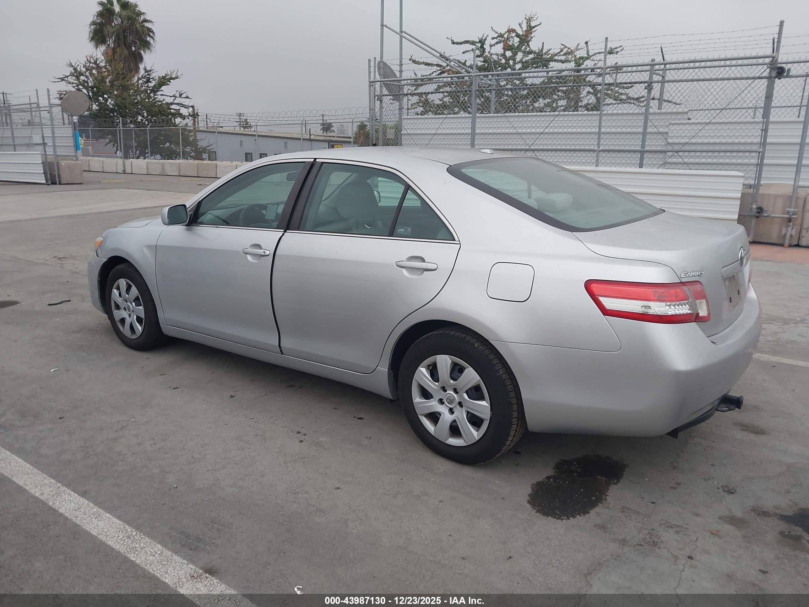 TOYOTA CAMRY image 3