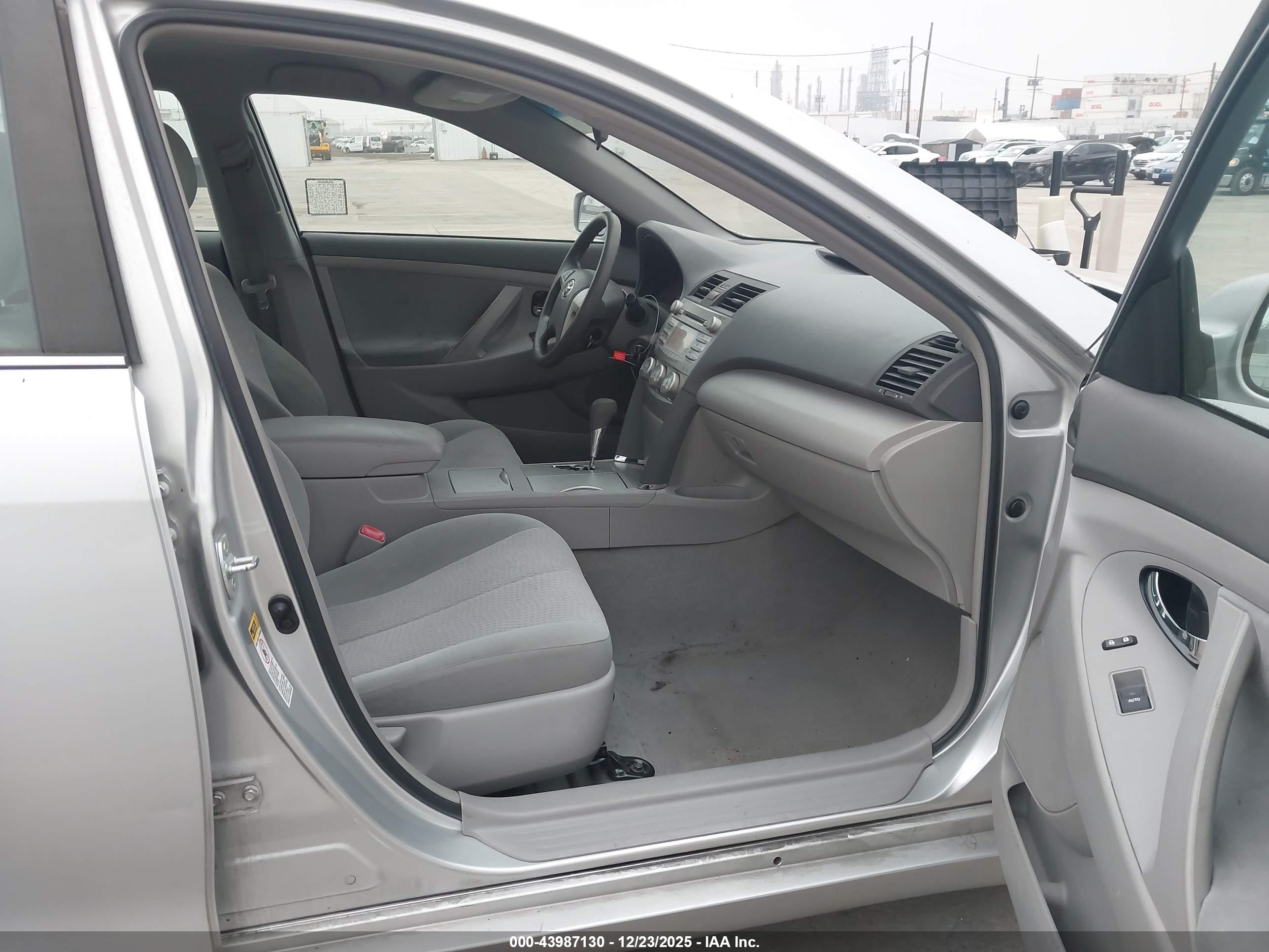 TOYOTA CAMRY image 5