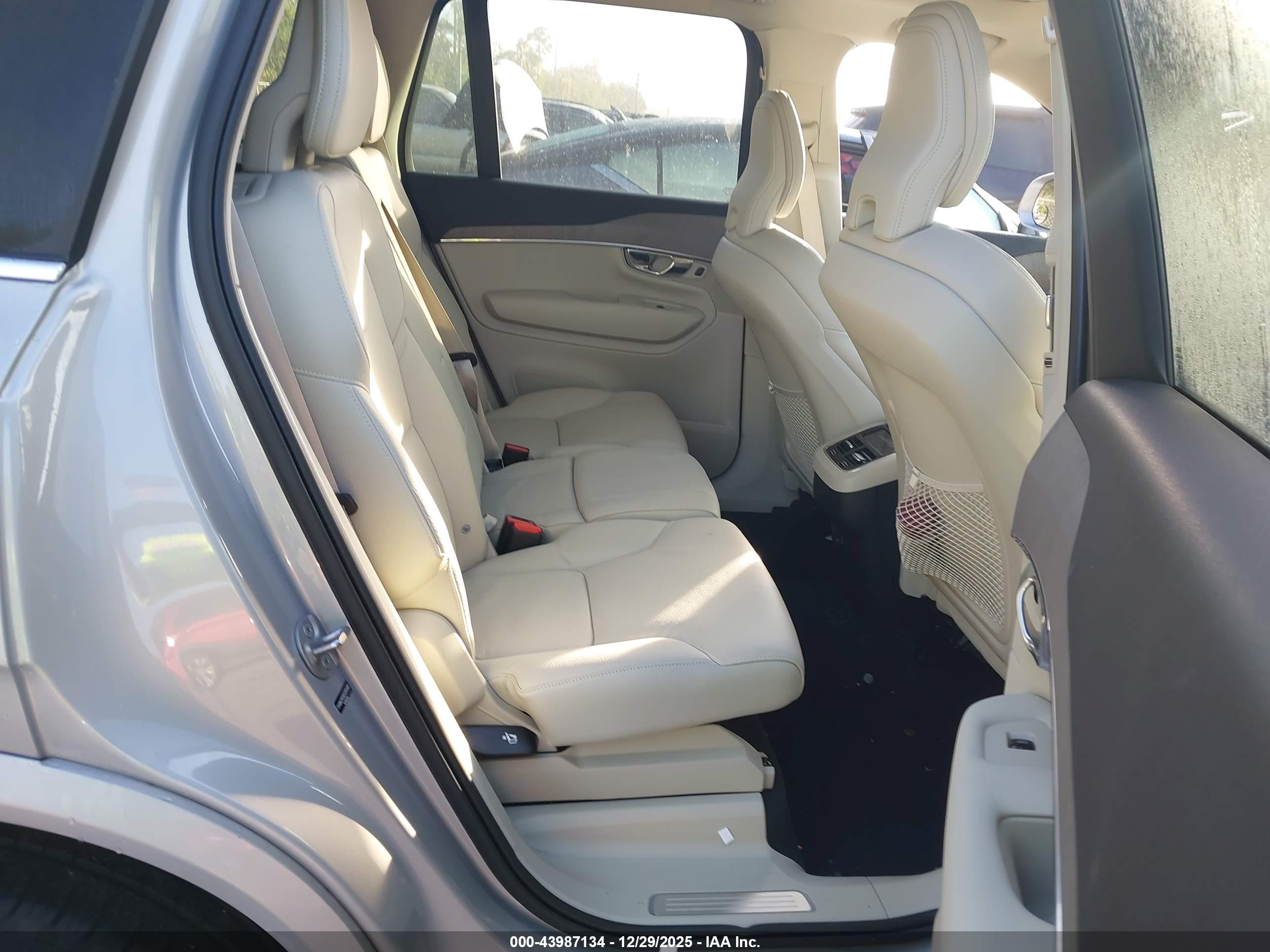 VOLVO XC90 image 8