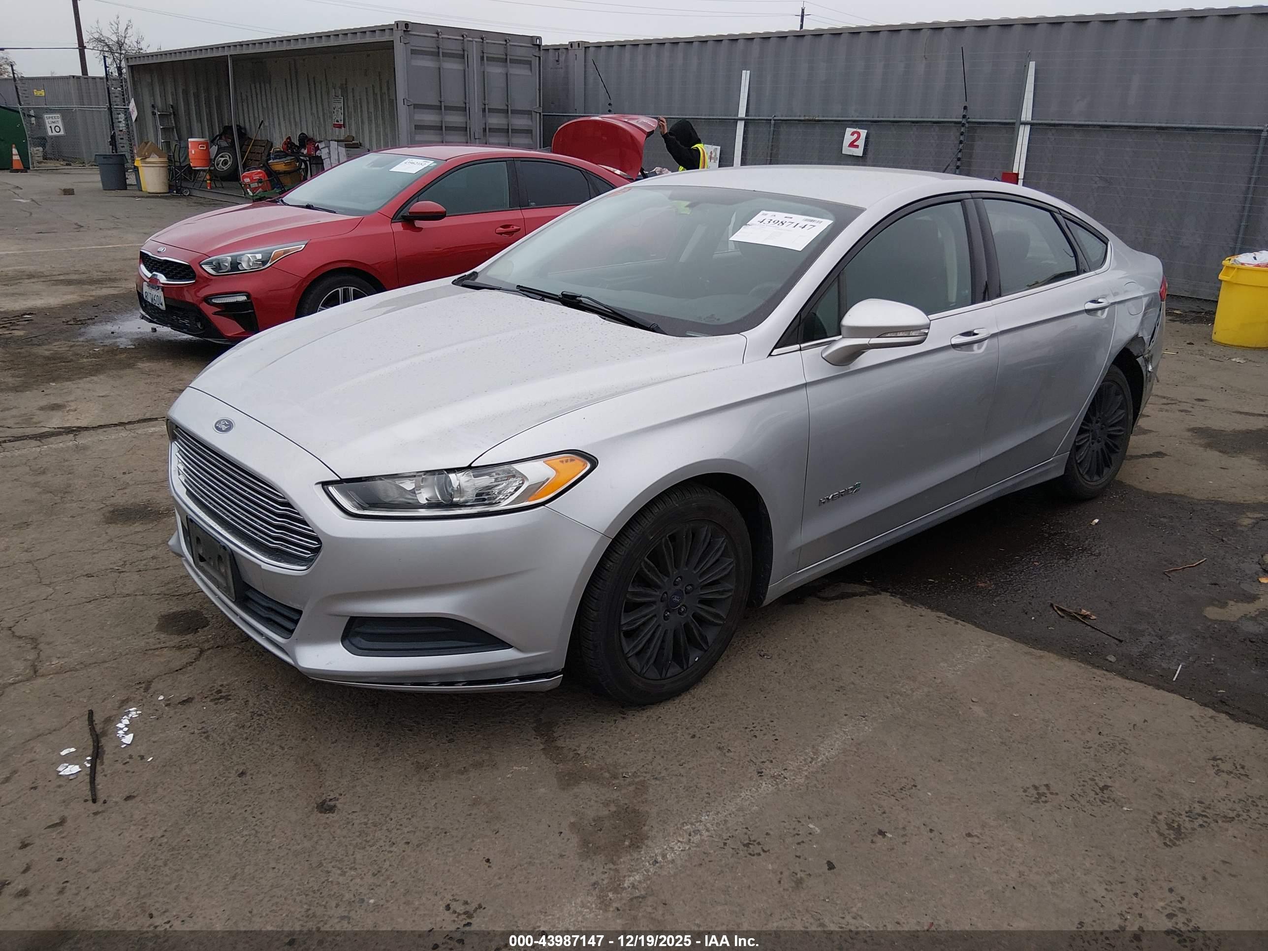 FORD FUSION image 2