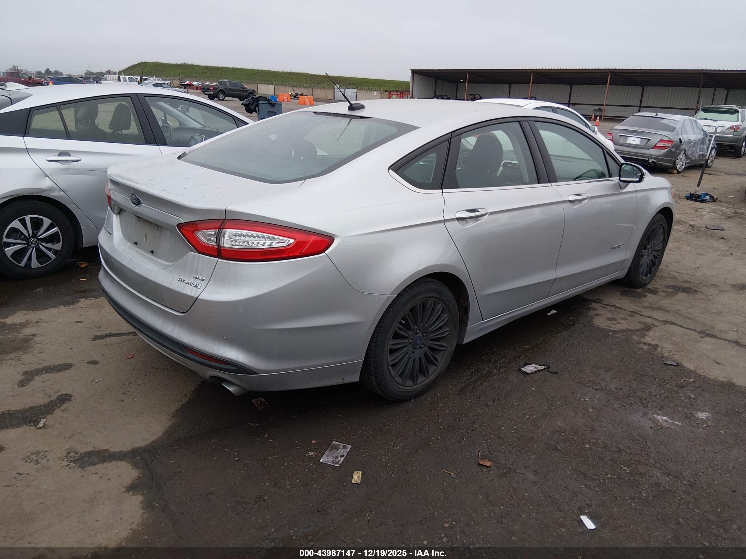 FORD FUSION image 4
