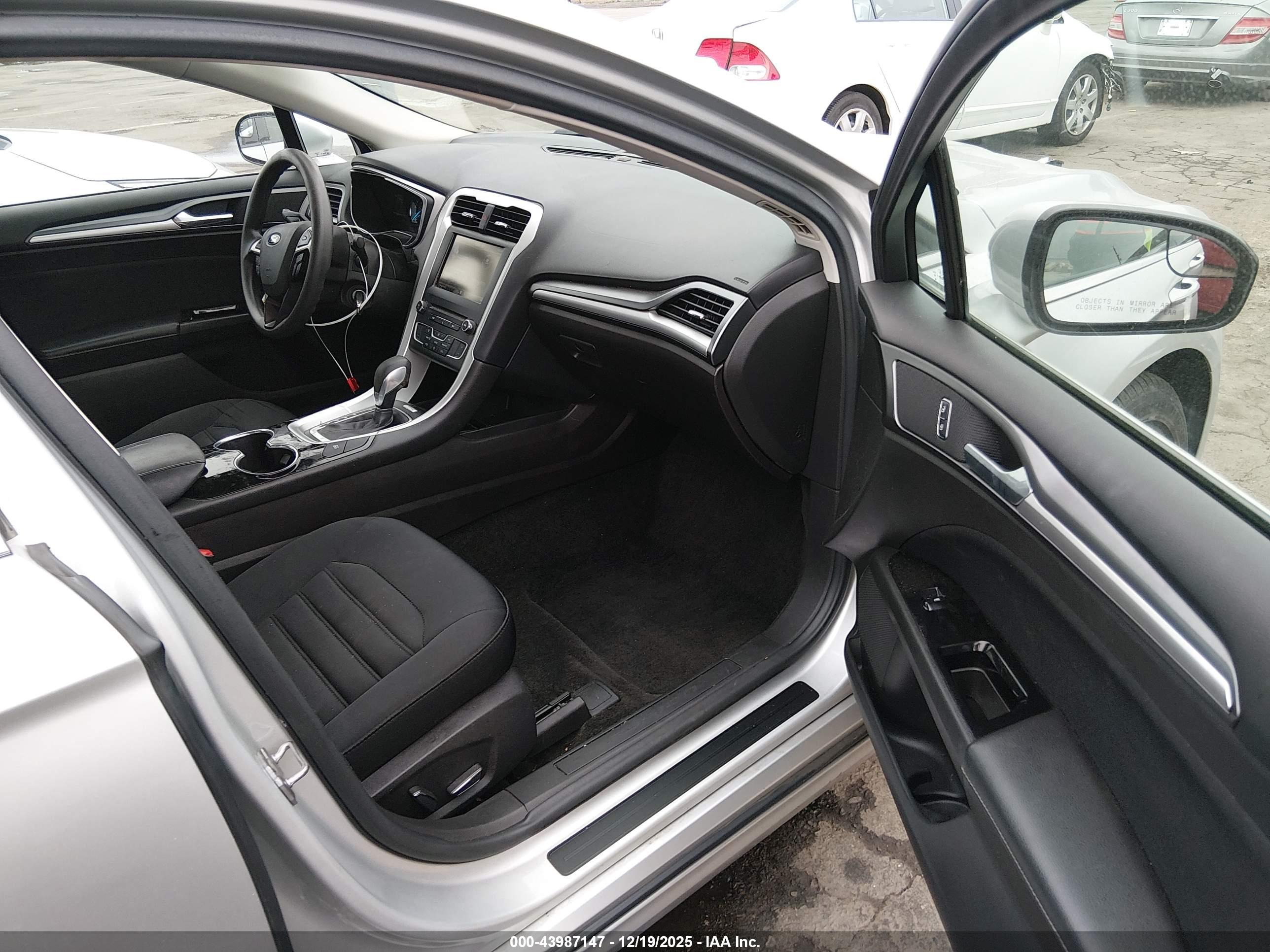 FORD FUSION image 5