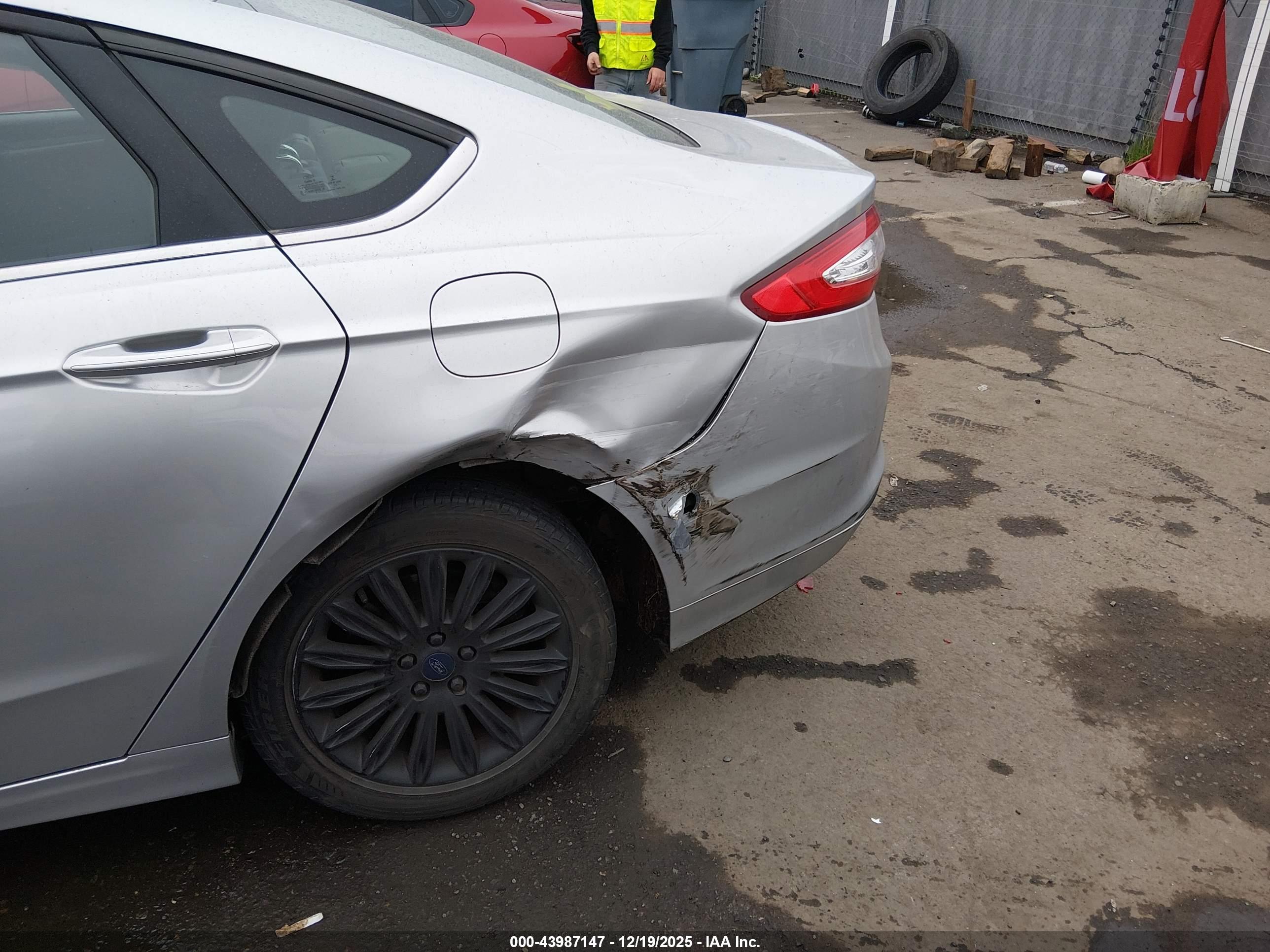 FORD FUSION image 6