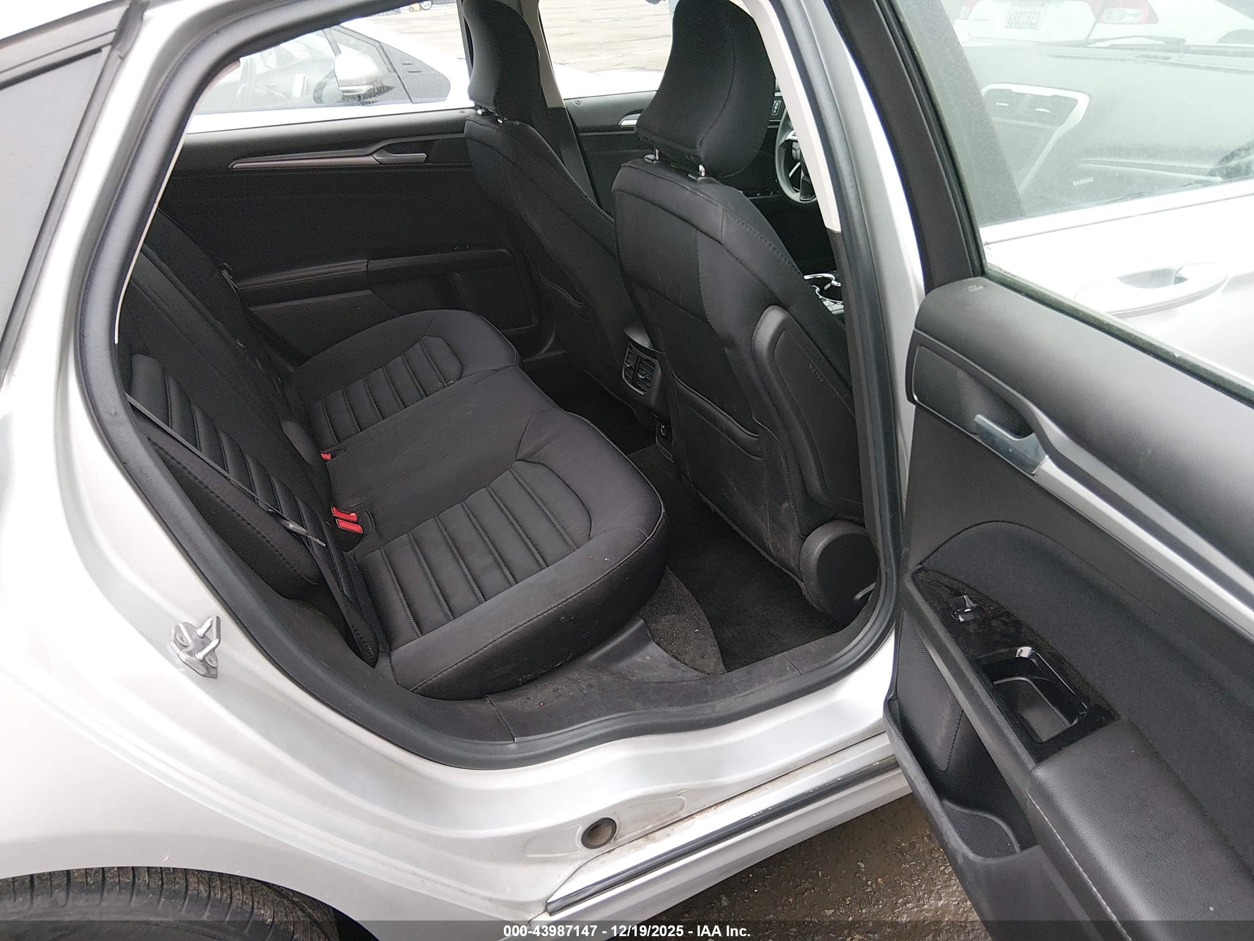 FORD FUSION image 8