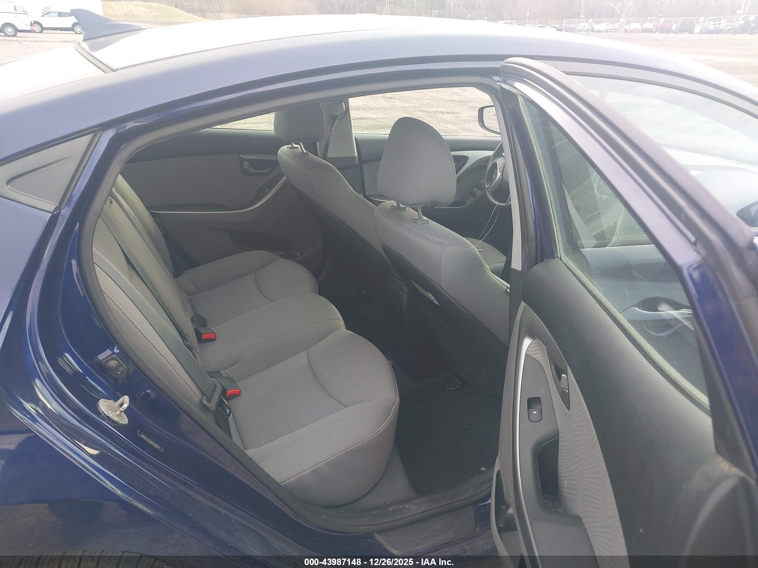 HYUNDAI ELANTRA image 8