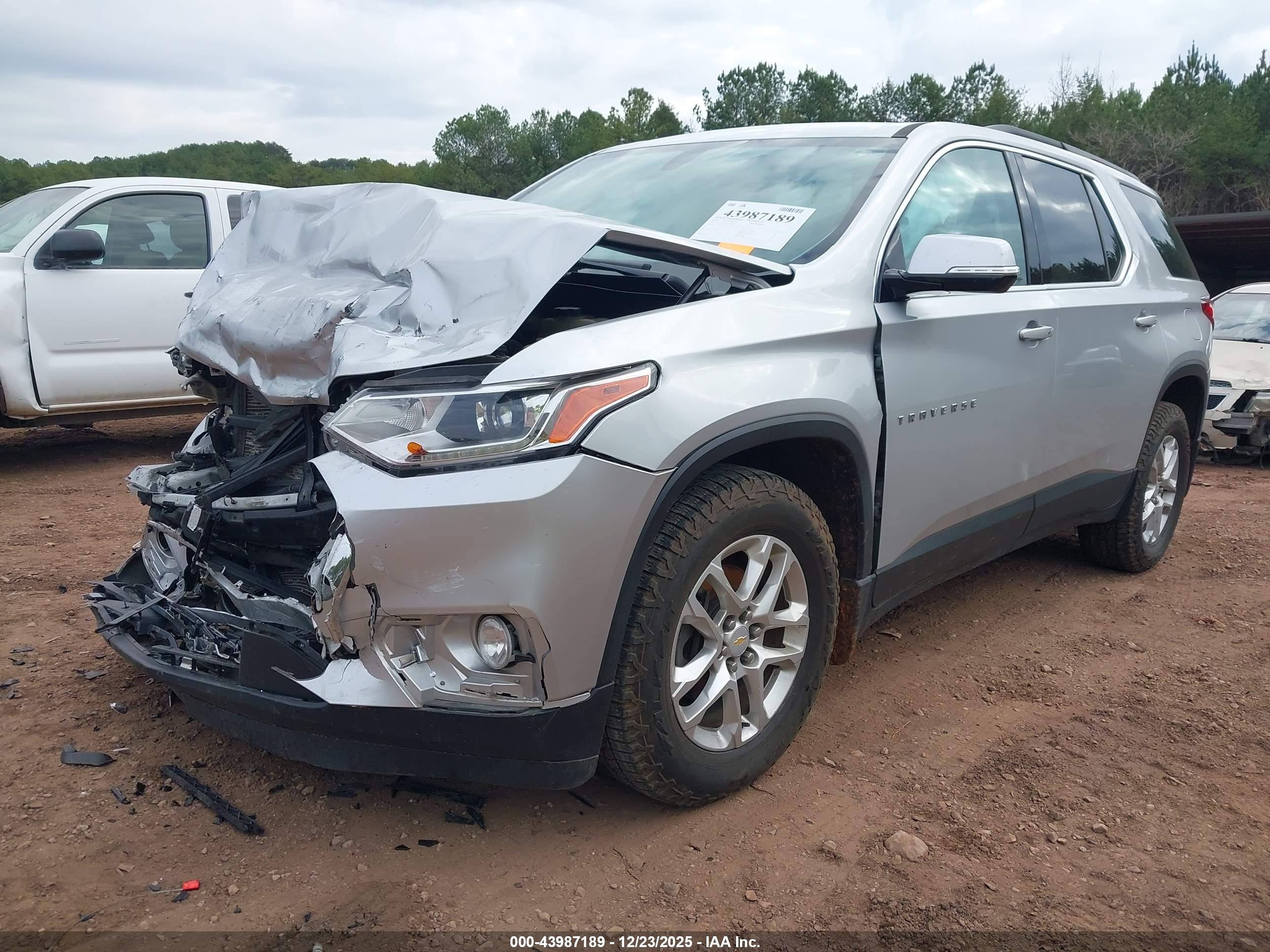 CHEVROLET TRAVERSE image 2