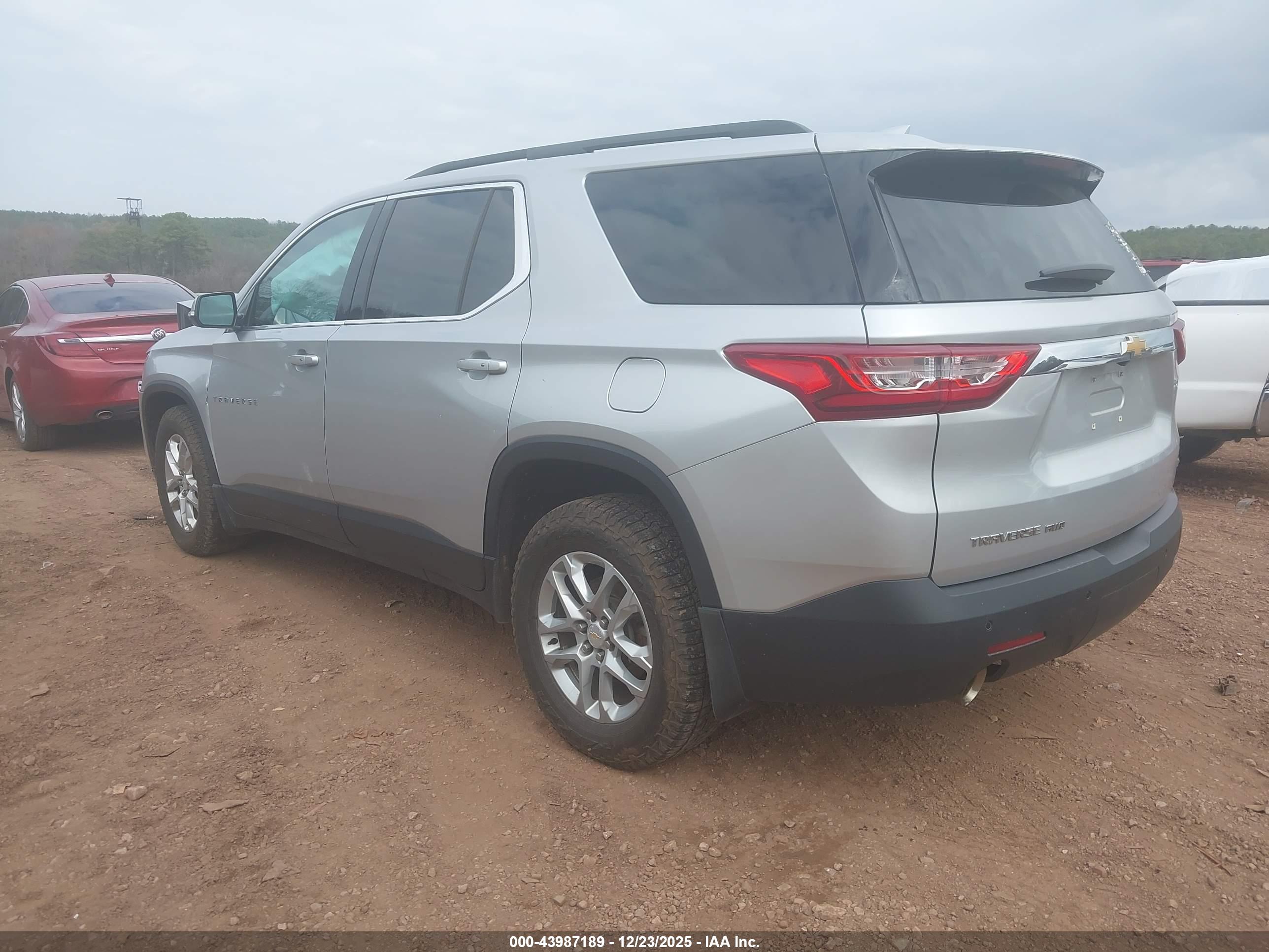 CHEVROLET TRAVERSE image 3