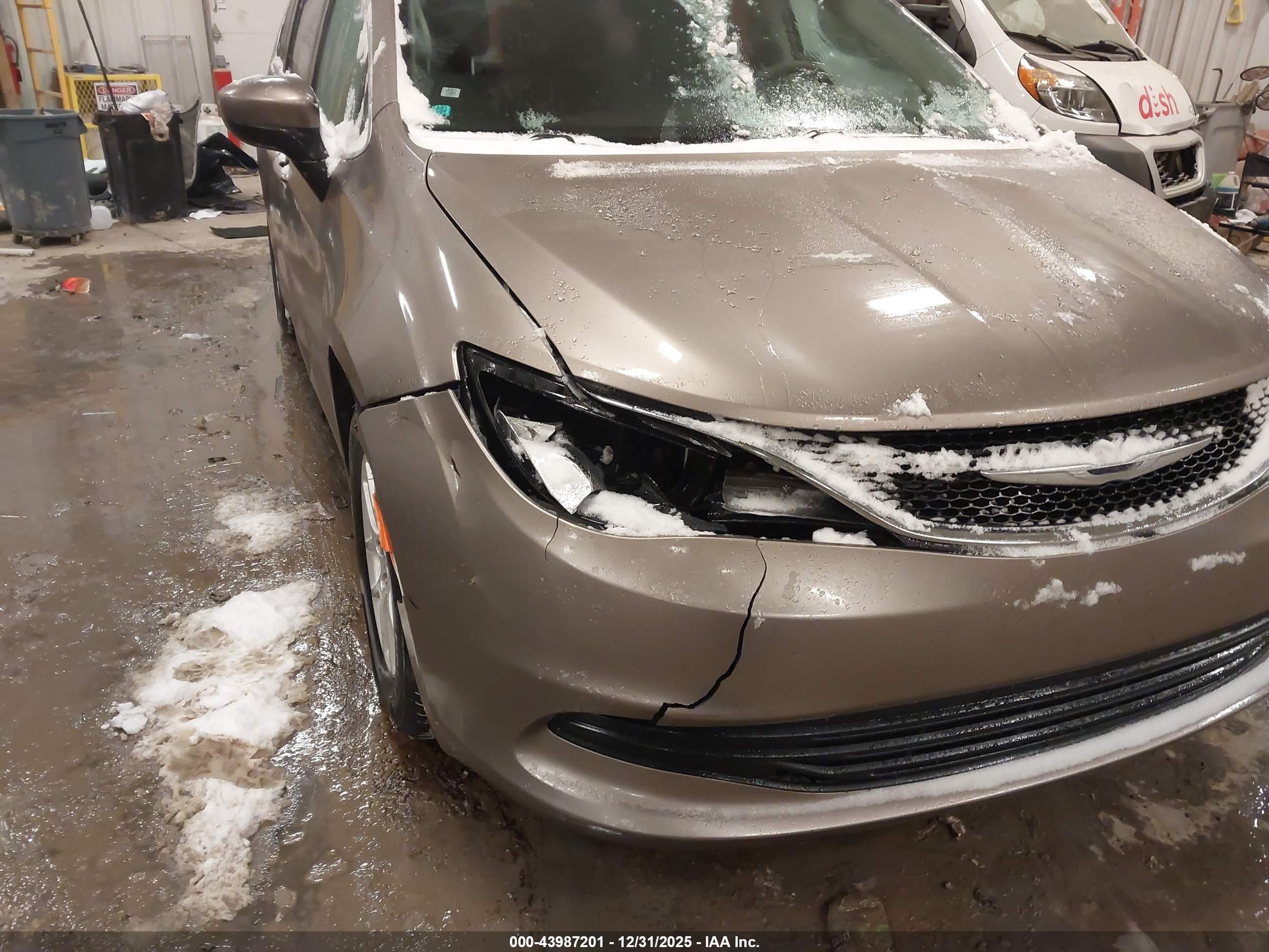 CHRYSLER PACIFICA image 6