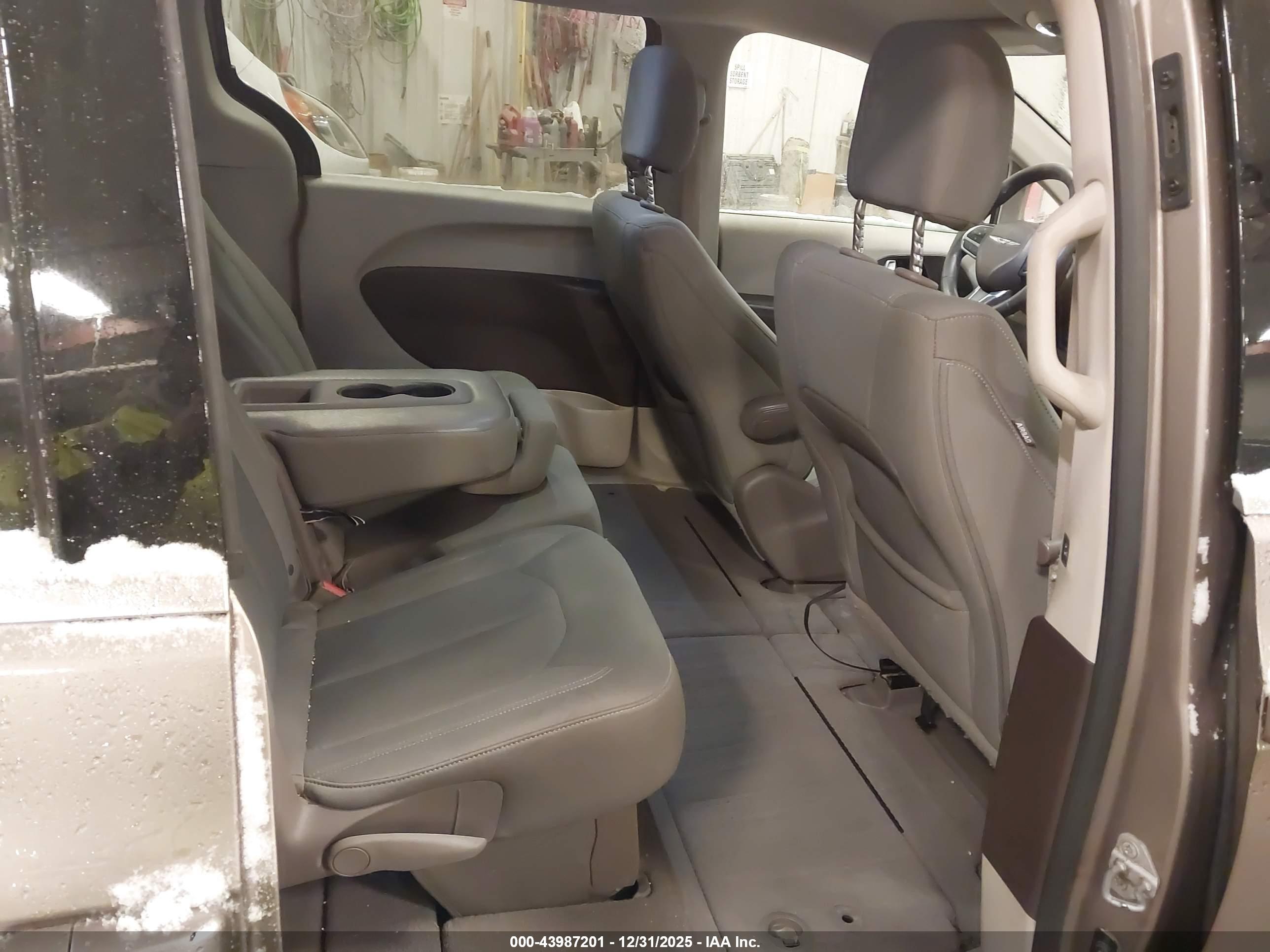 CHRYSLER PACIFICA image 8