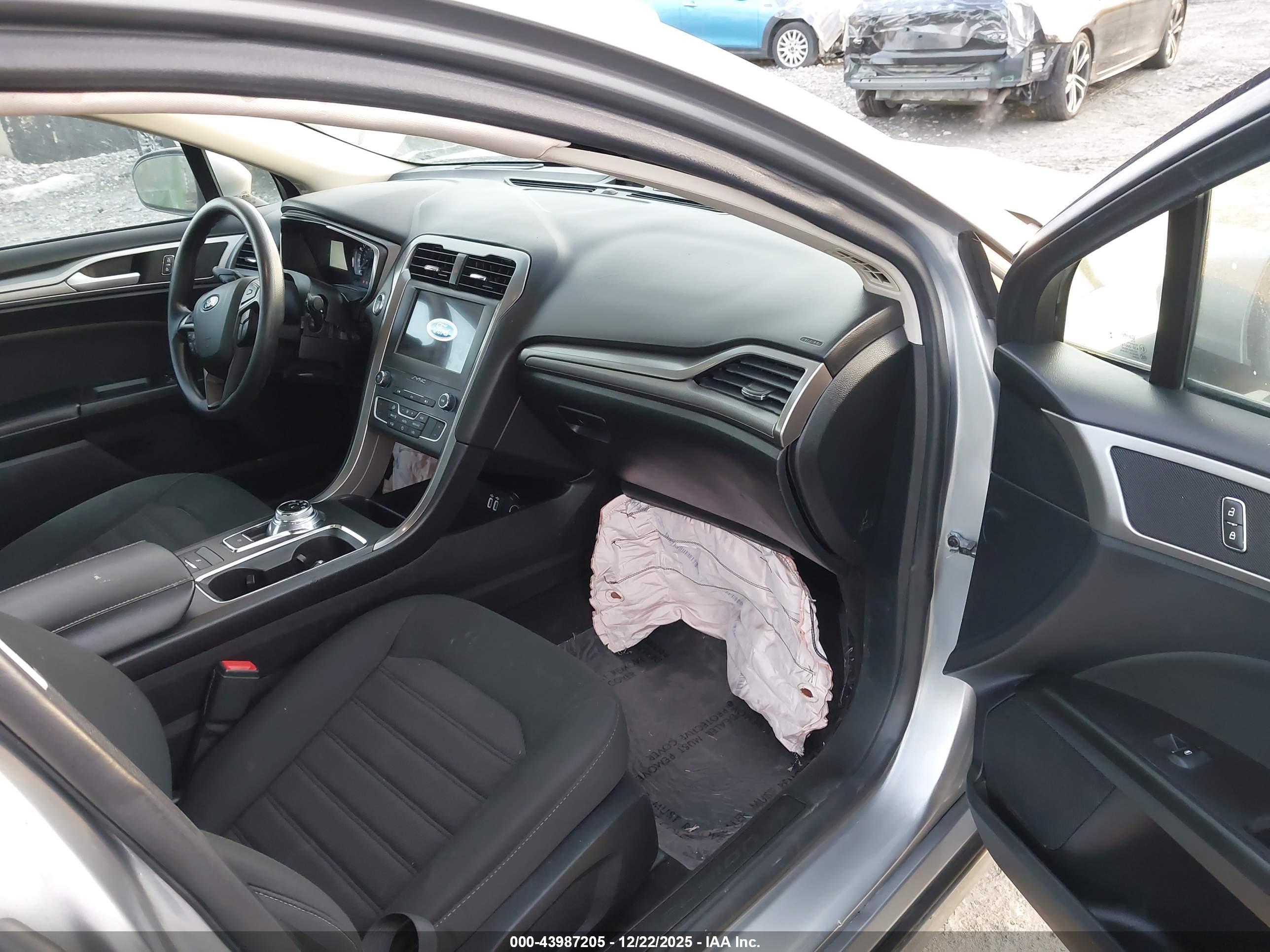 FORD FUSION image 5