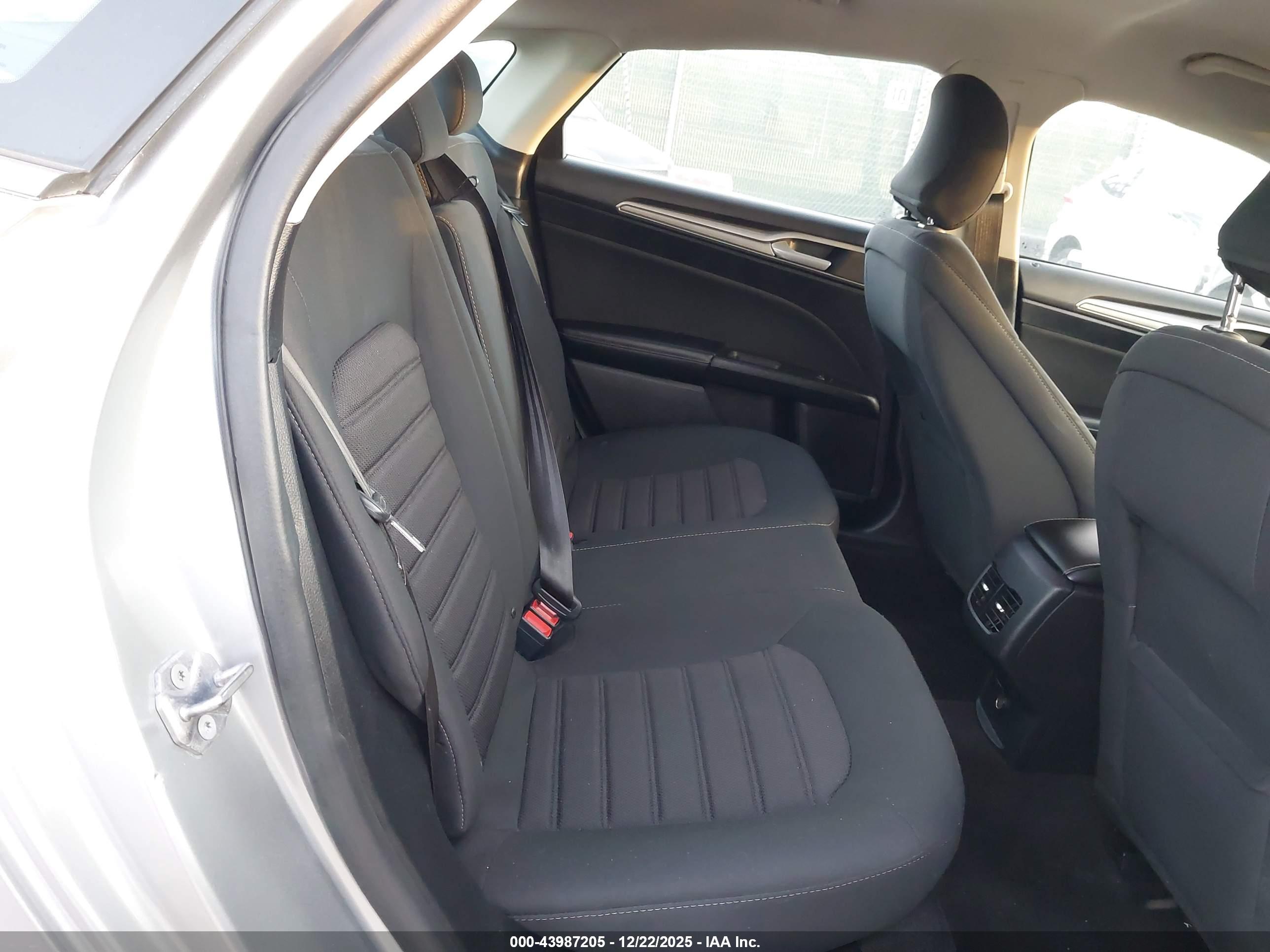 FORD FUSION image 8
