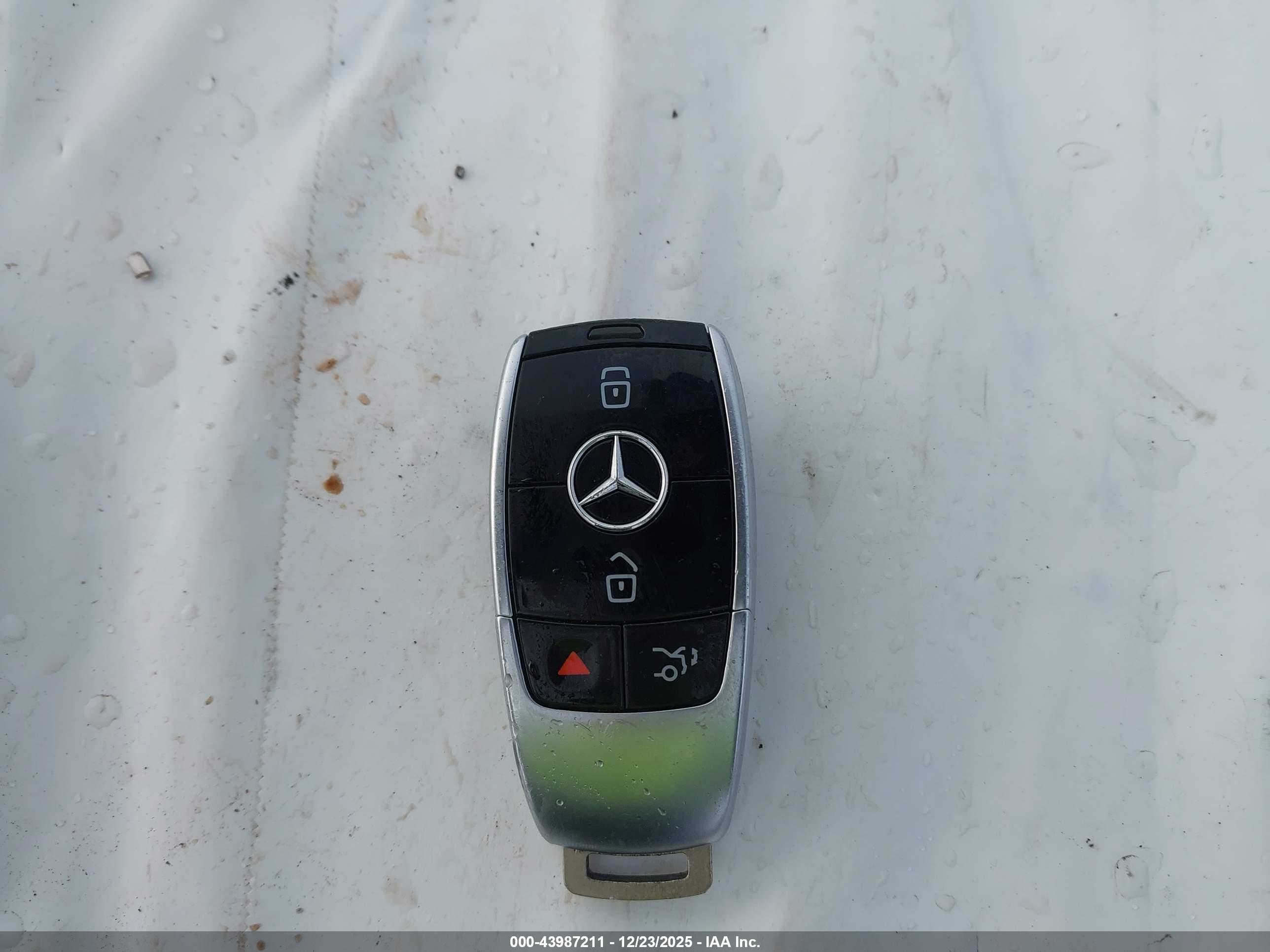 MERCEDES-BENZ E image 11