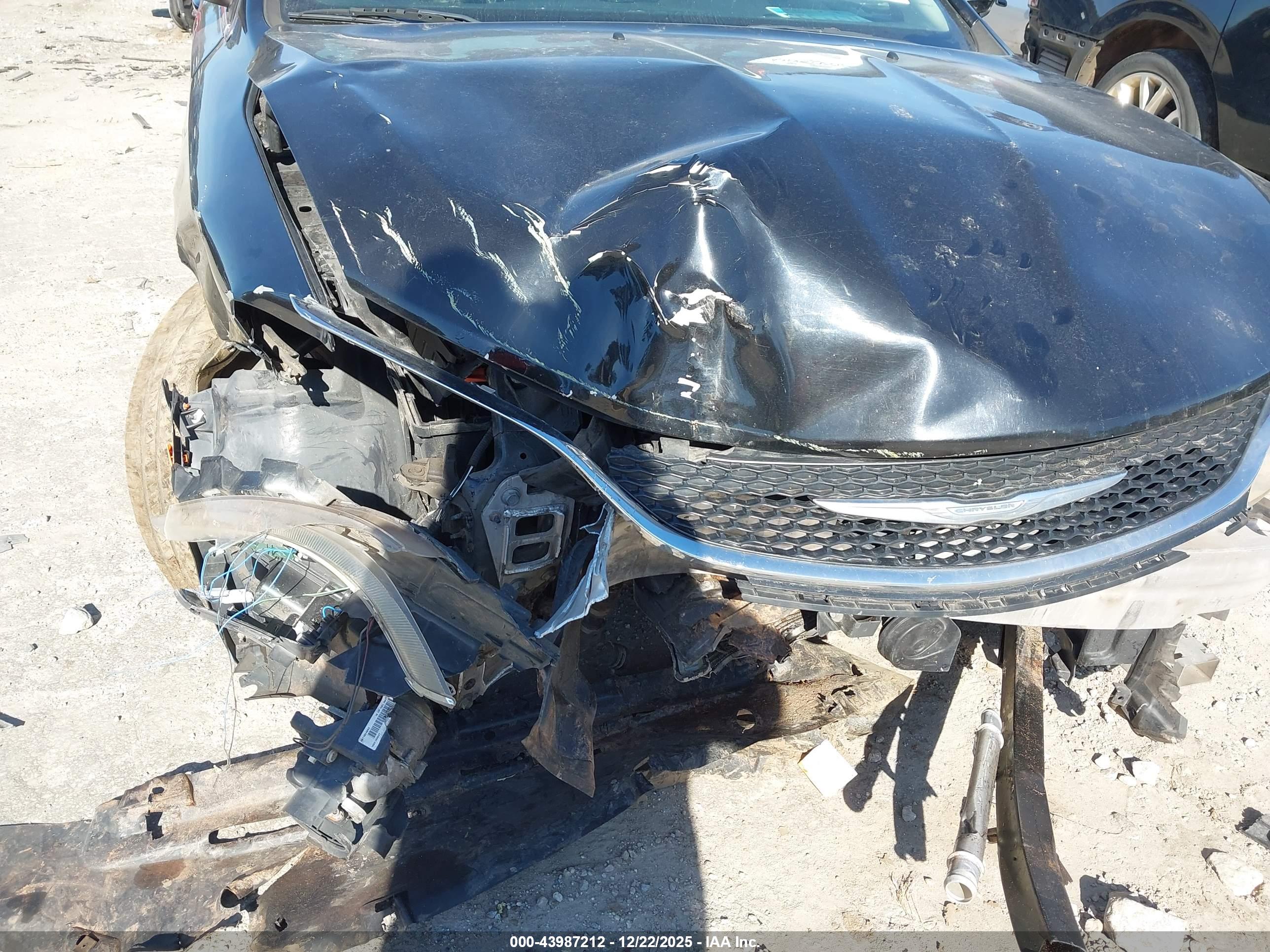 CHRYSLER 200 image 6