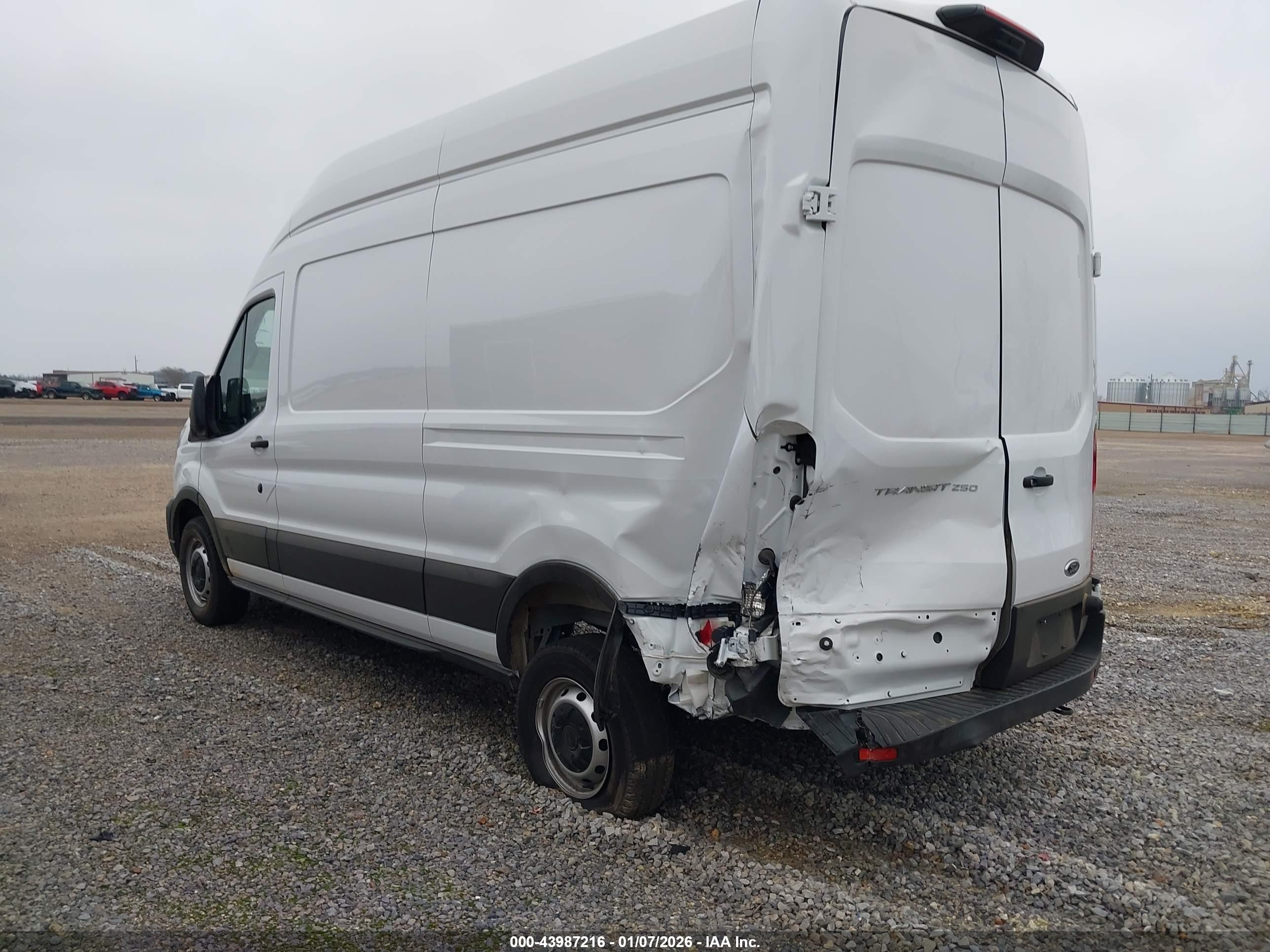 FORD TRANSIT-250 image 3