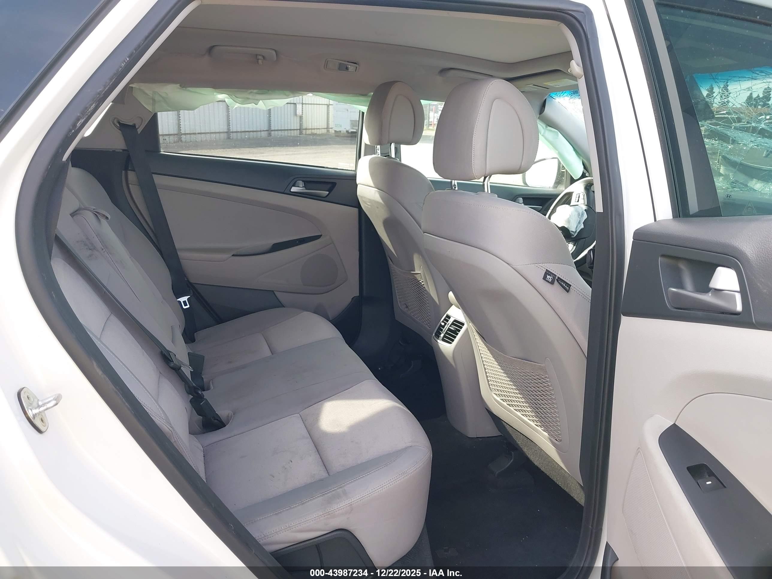 HYUNDAI TUCSON image 8
