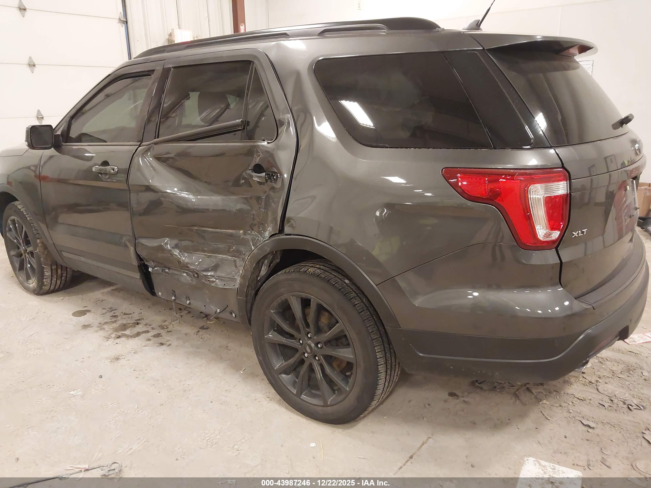 FORD EXPLORER image 3