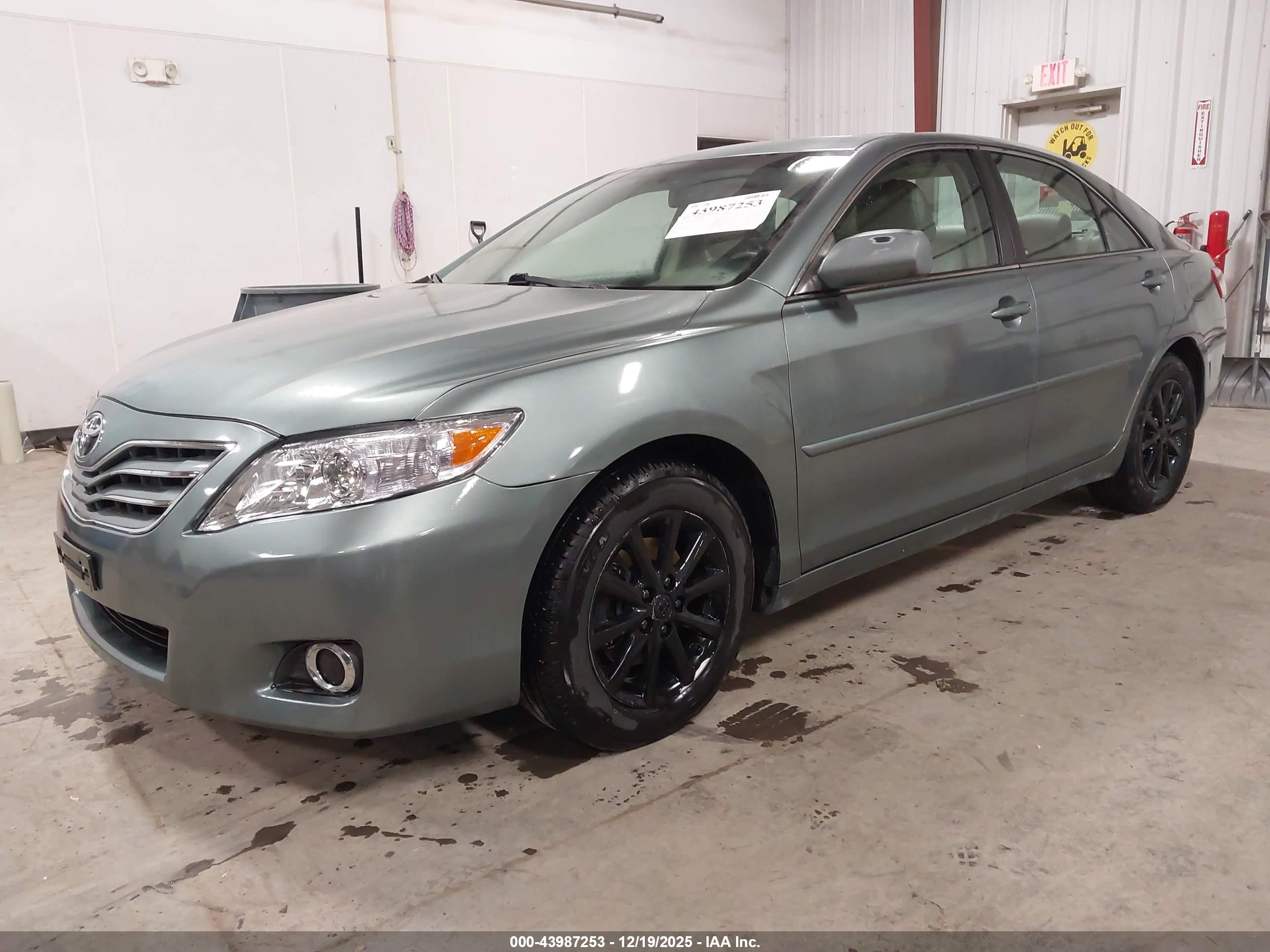 TOYOTA CAMRY image 2