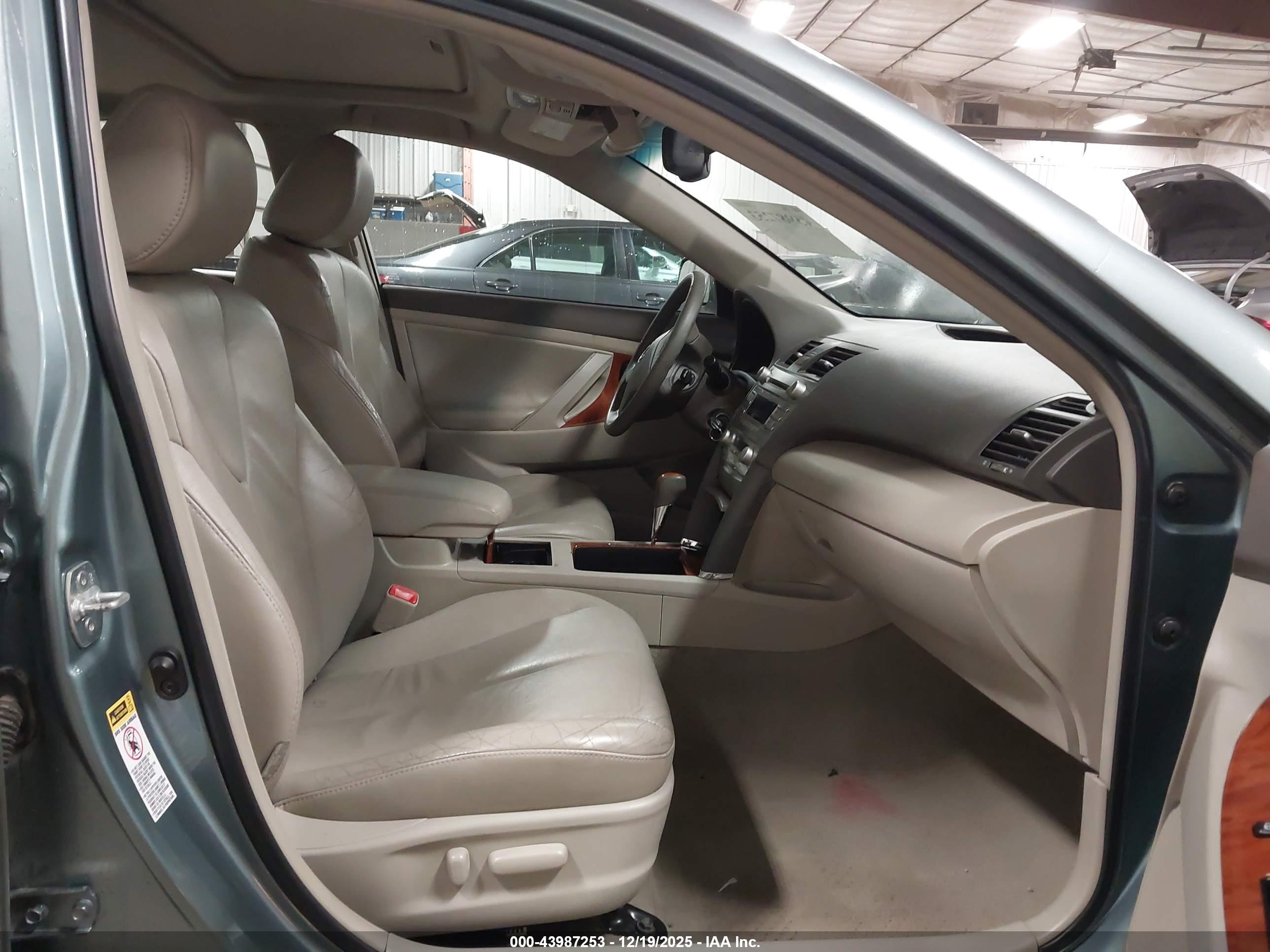 TOYOTA CAMRY image 5