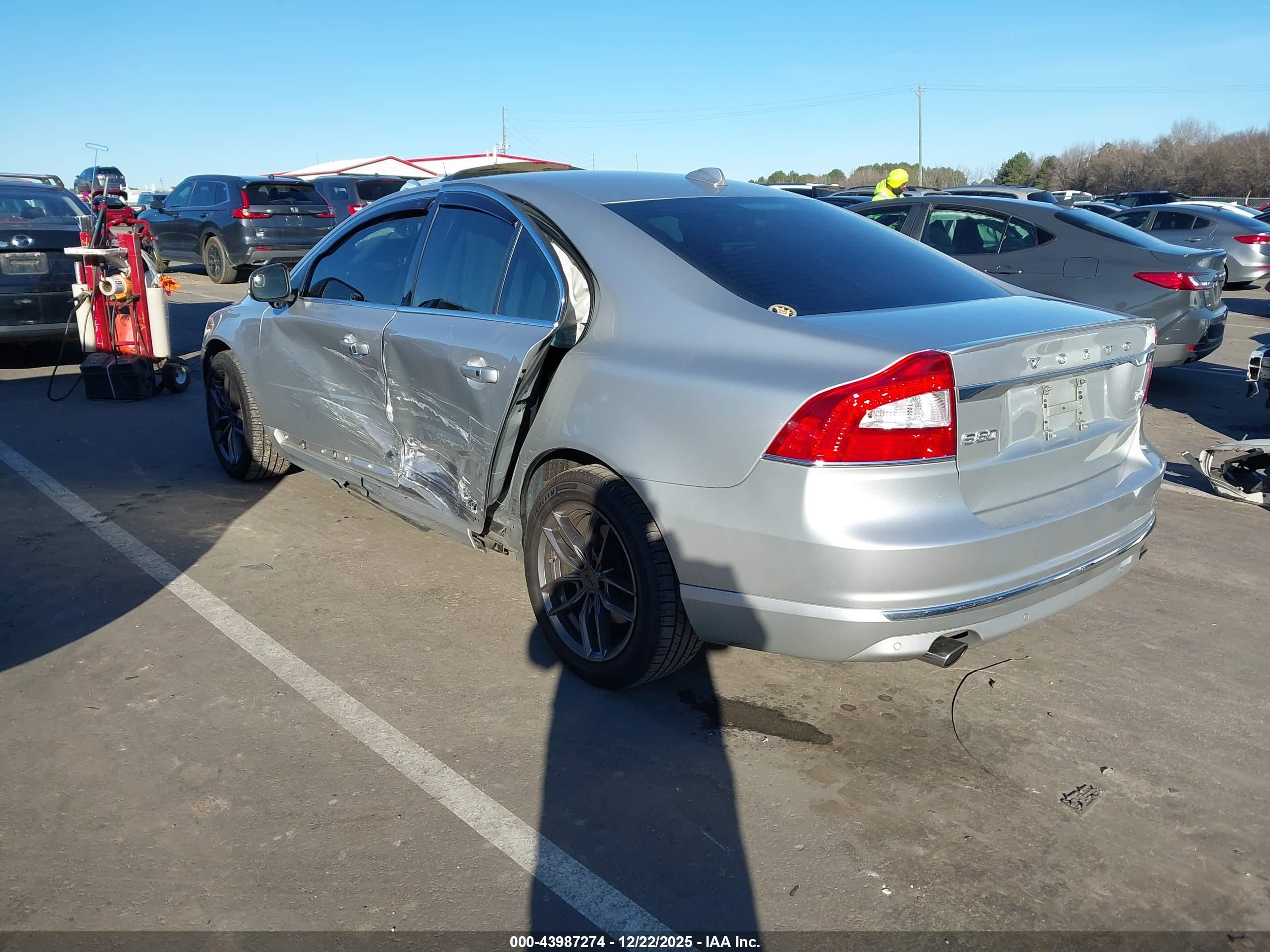 VOLVO S80 image 3