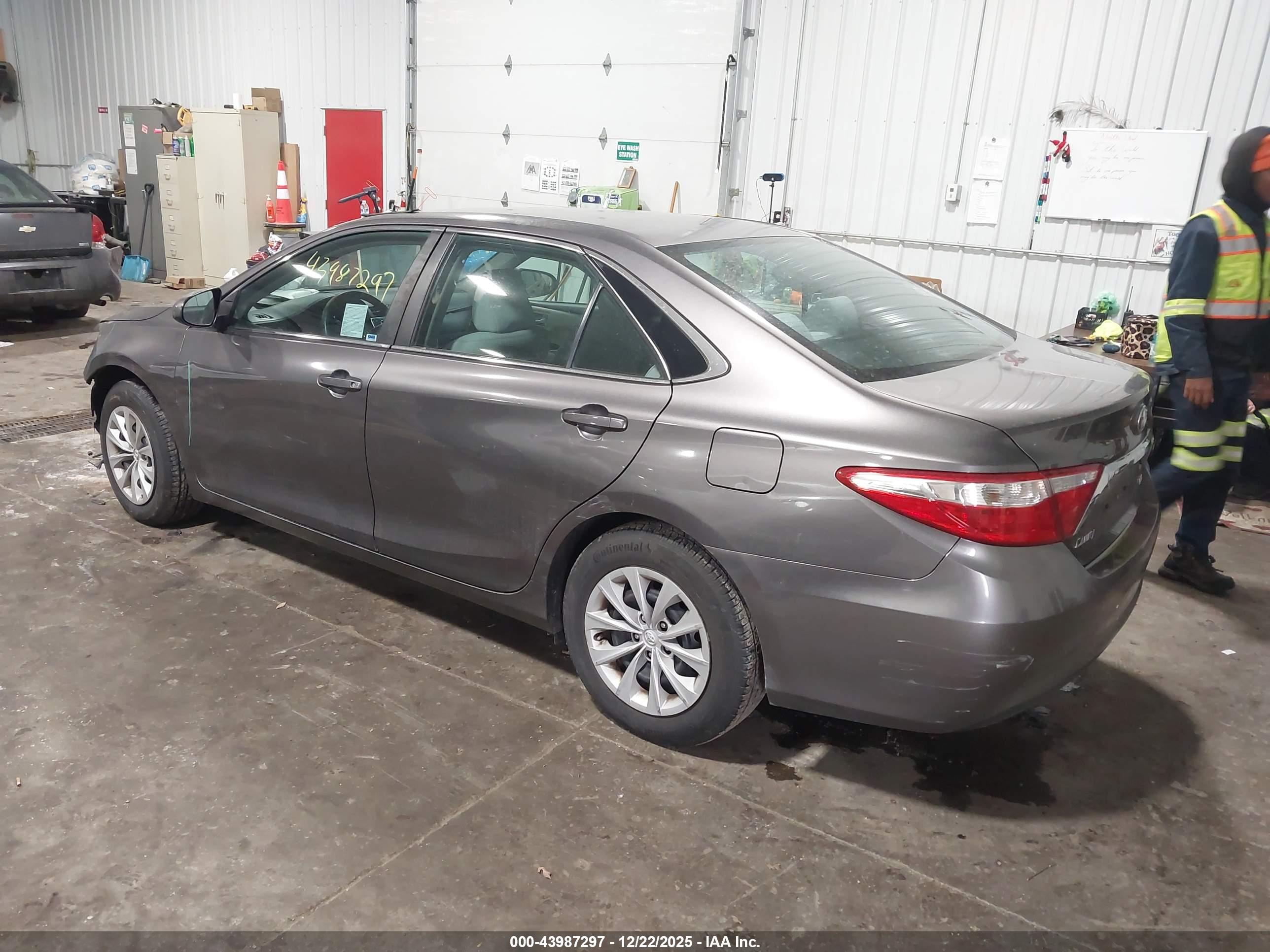 TOYOTA CAMRY image 3