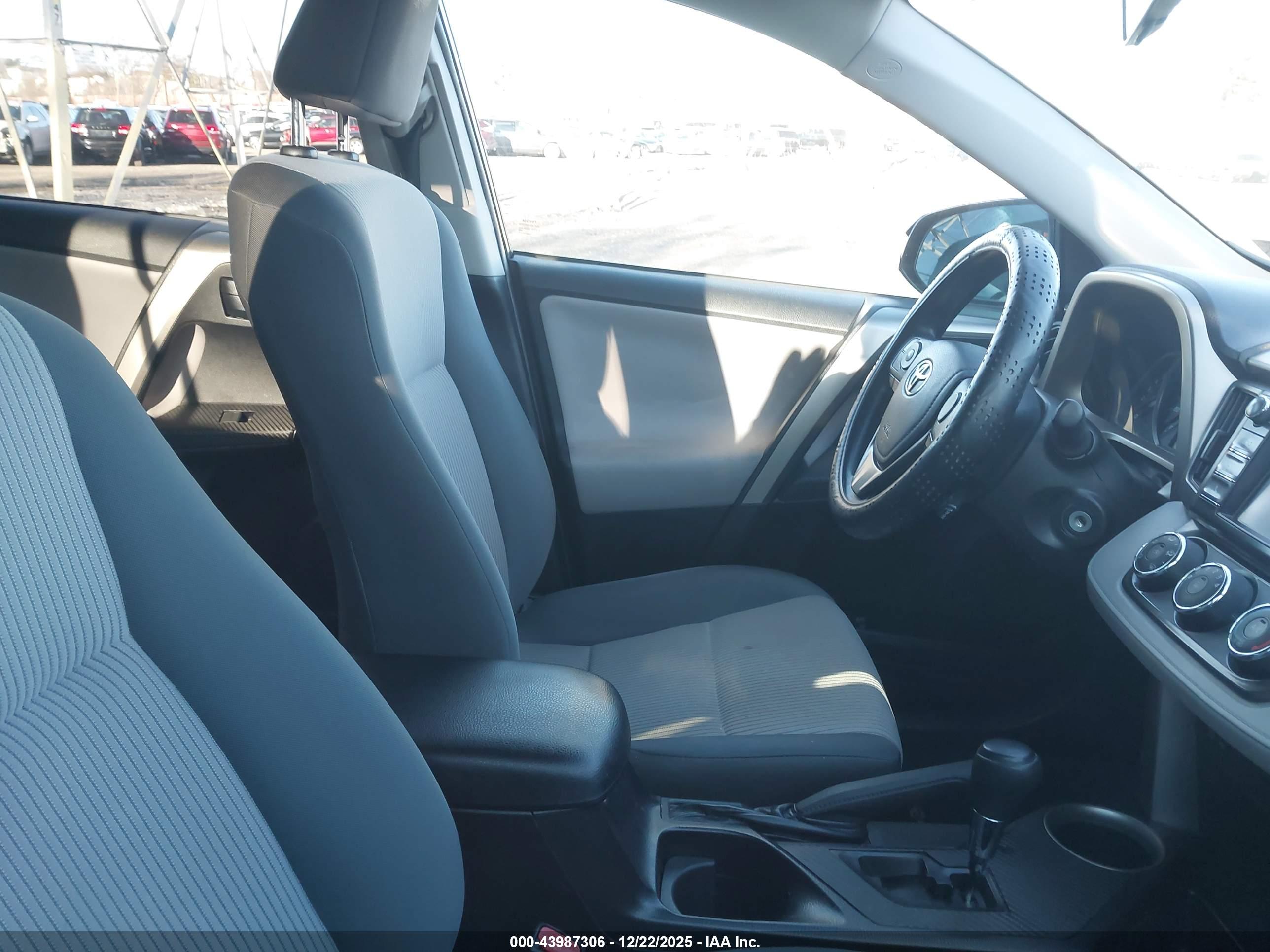 TOYOTA RAV4 image 5