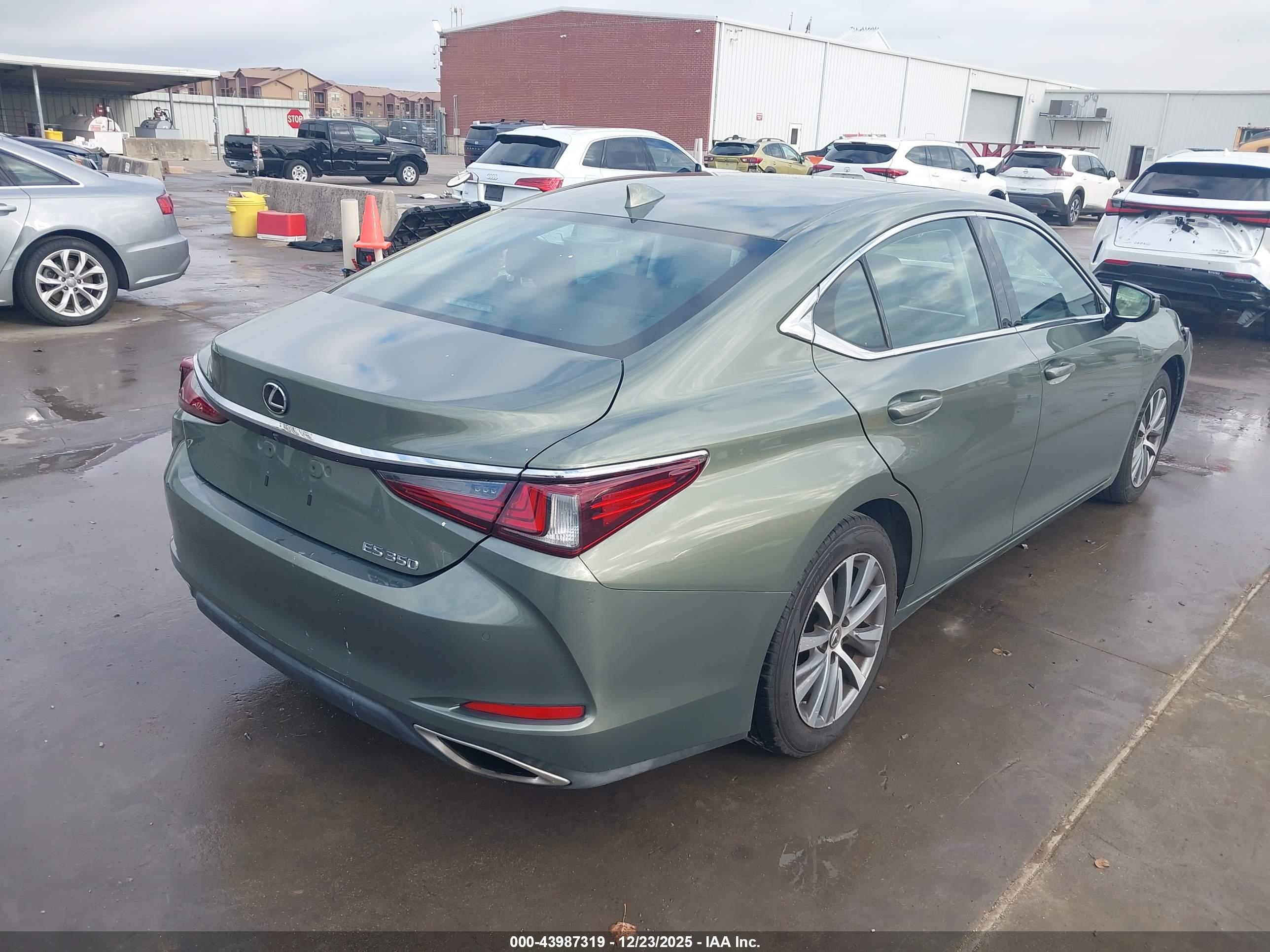 LEXUS ES image 4