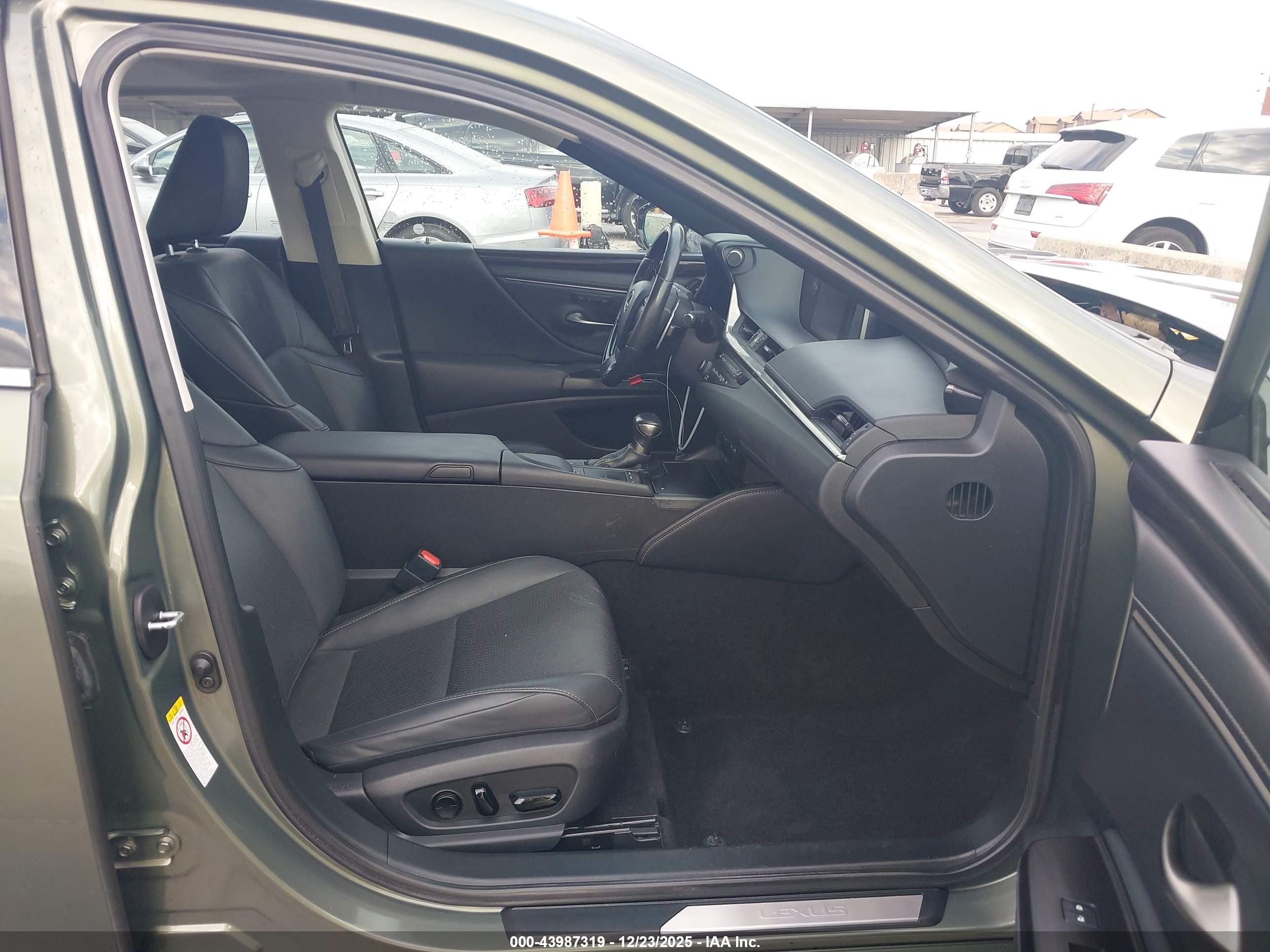 LEXUS ES image 5