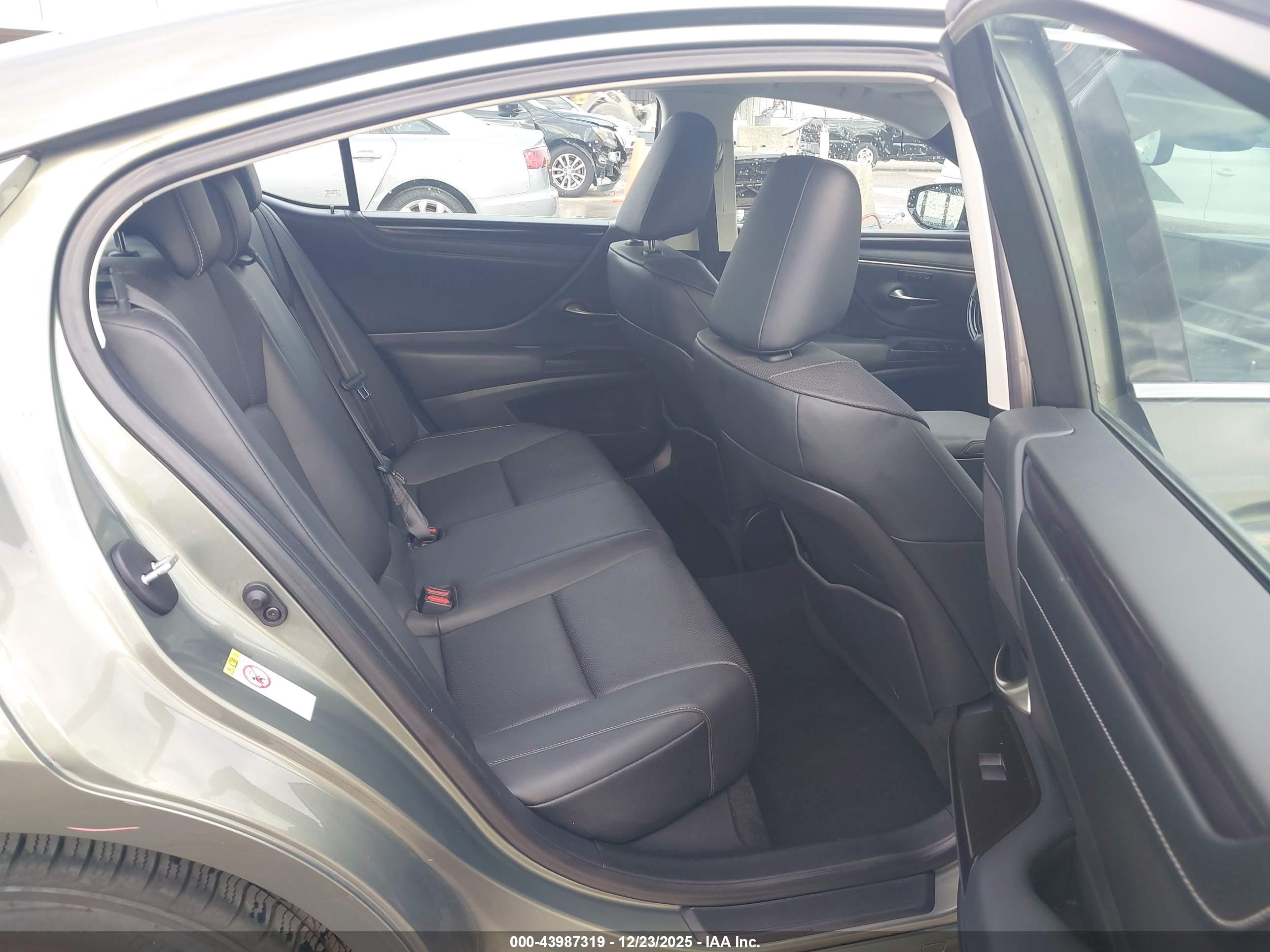 LEXUS ES image 8