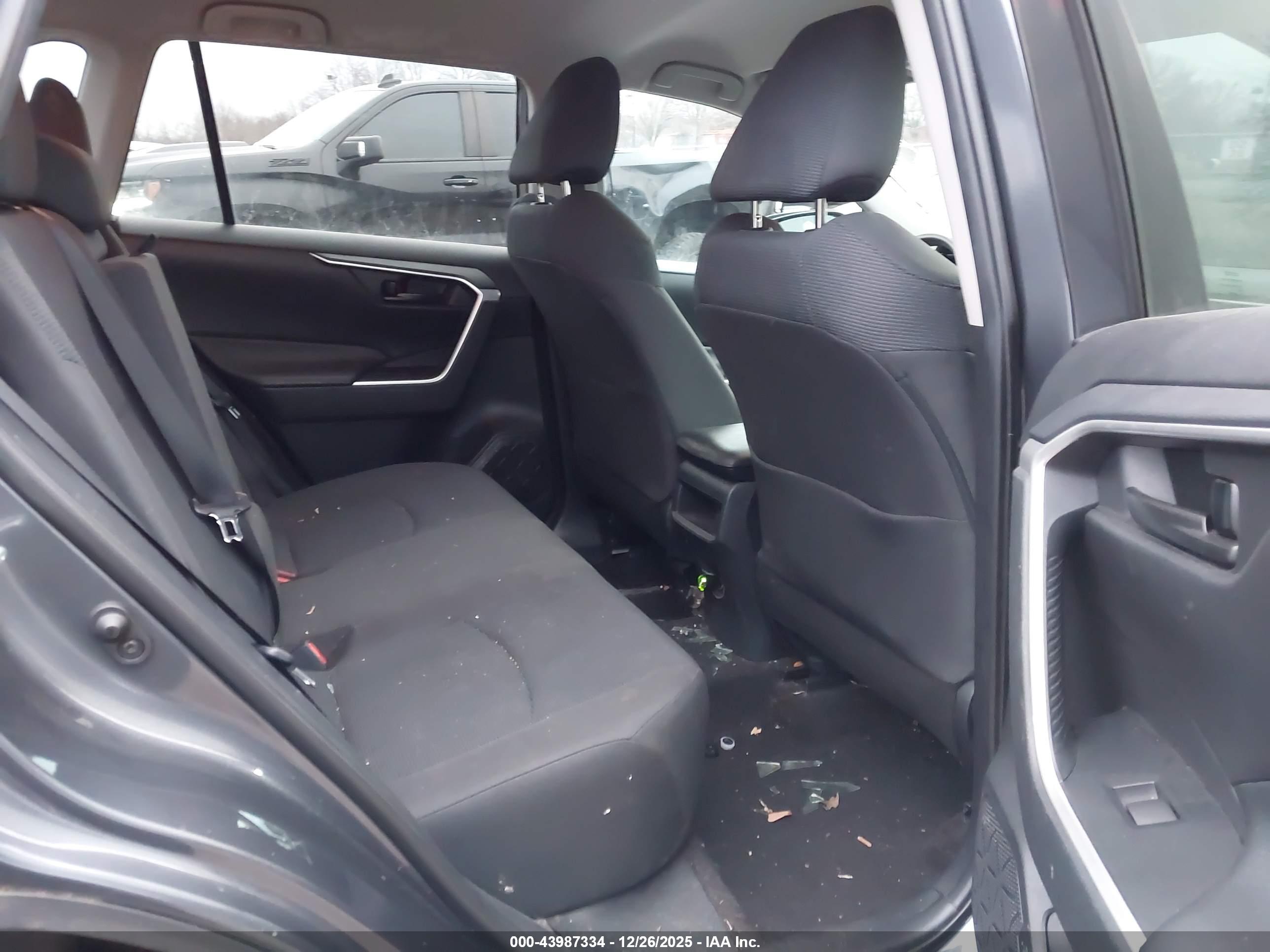 TOYOTA RAV4 image 8