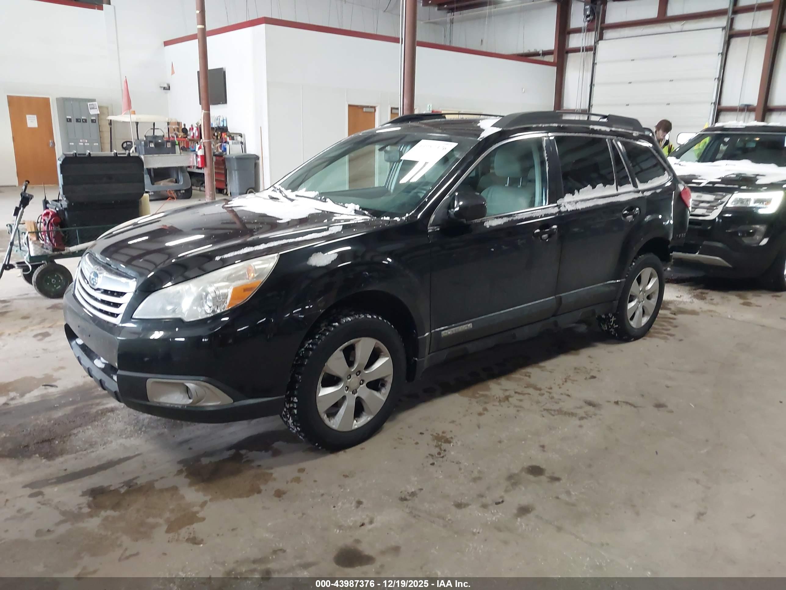 SUBARU OUTBACK image 2