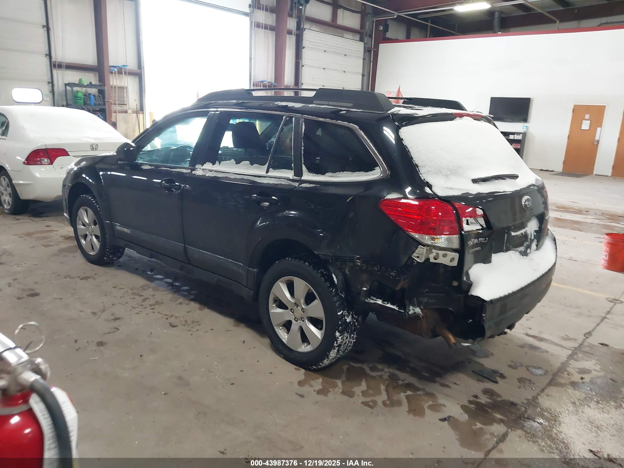 SUBARU OUTBACK image 3