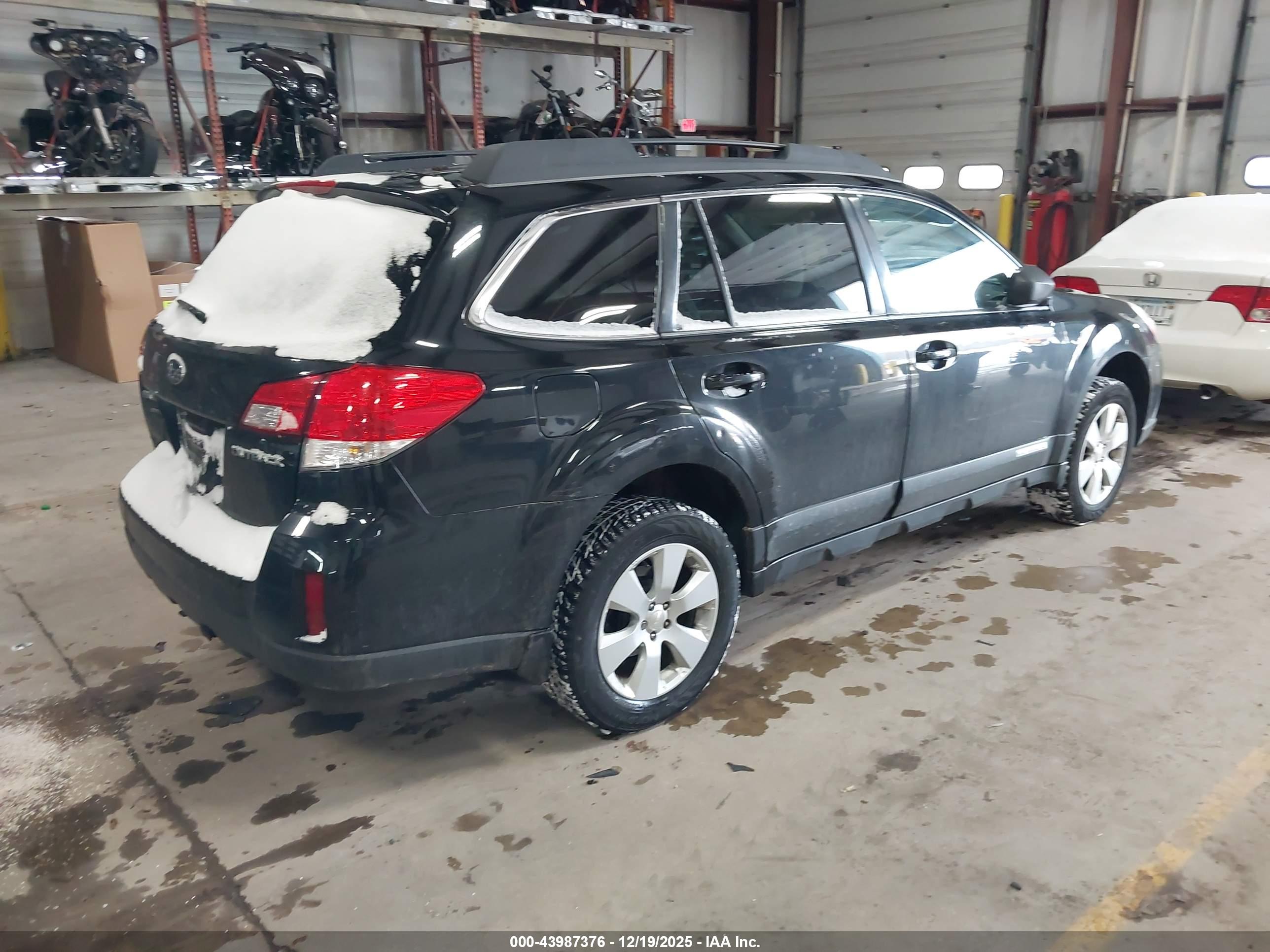 SUBARU OUTBACK image 4