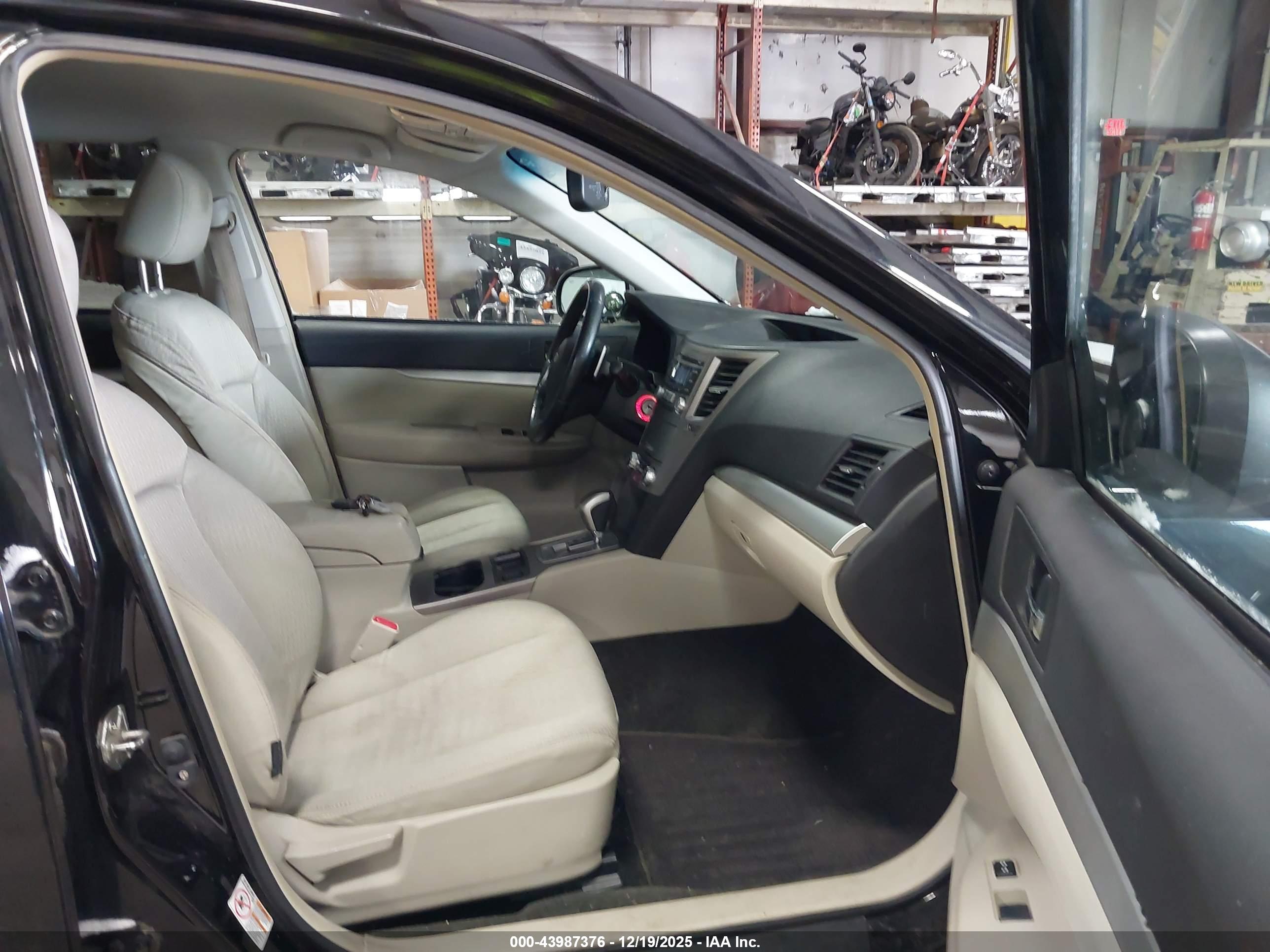 SUBARU OUTBACK image 5