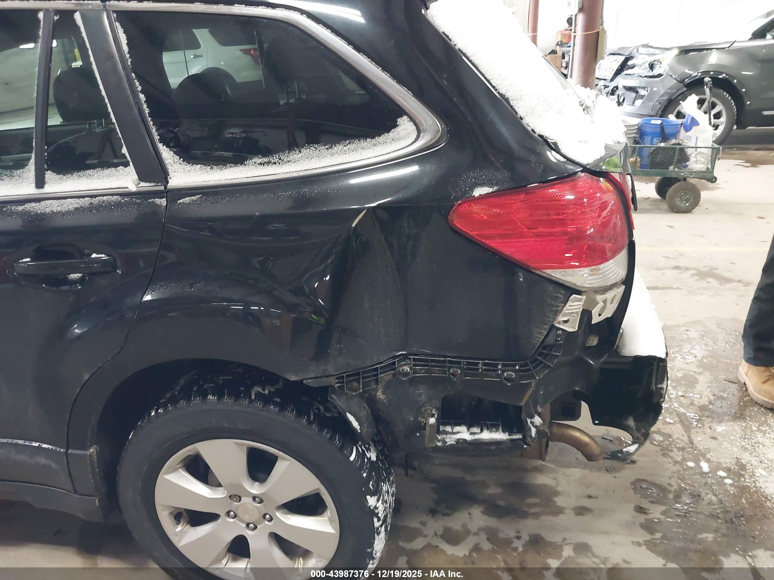 SUBARU OUTBACK image 6