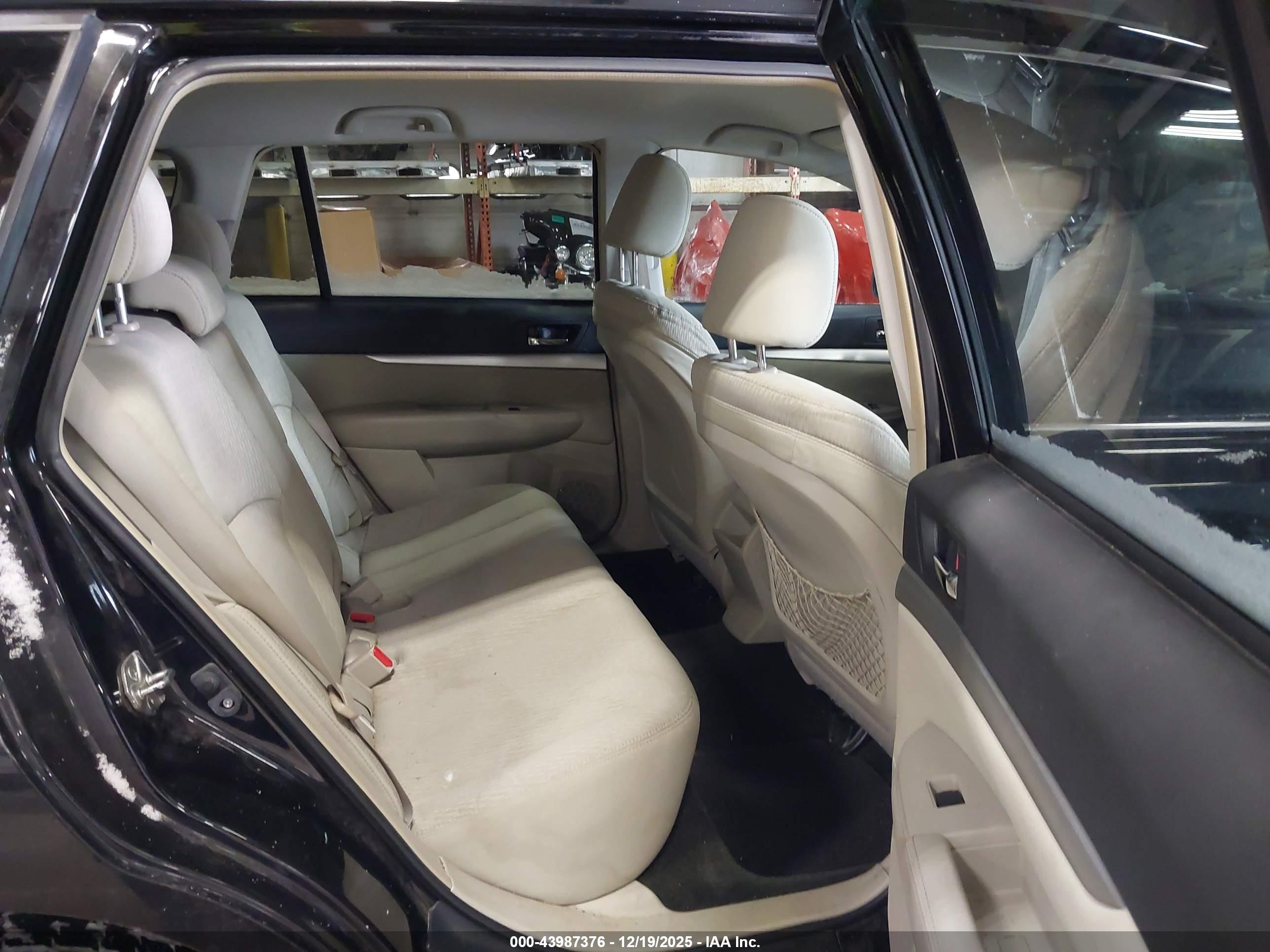 SUBARU OUTBACK image 8