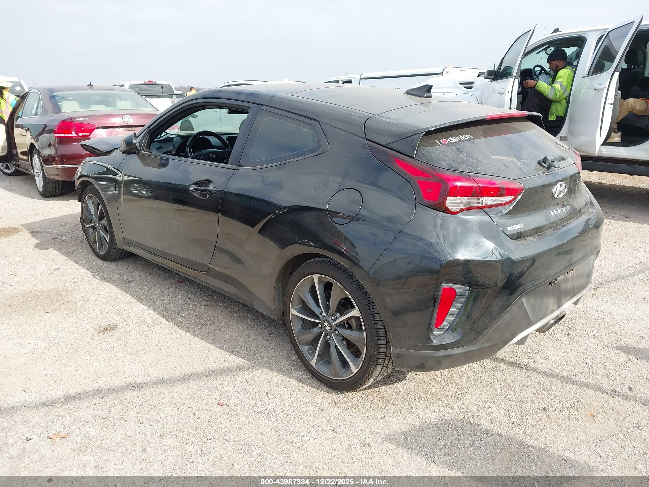 HYUNDAI VELOSTER image 3