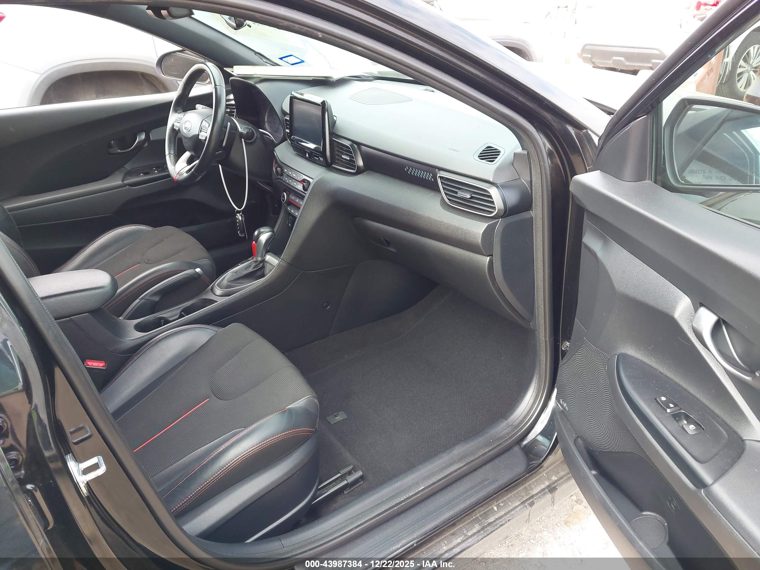 HYUNDAI VELOSTER image 5