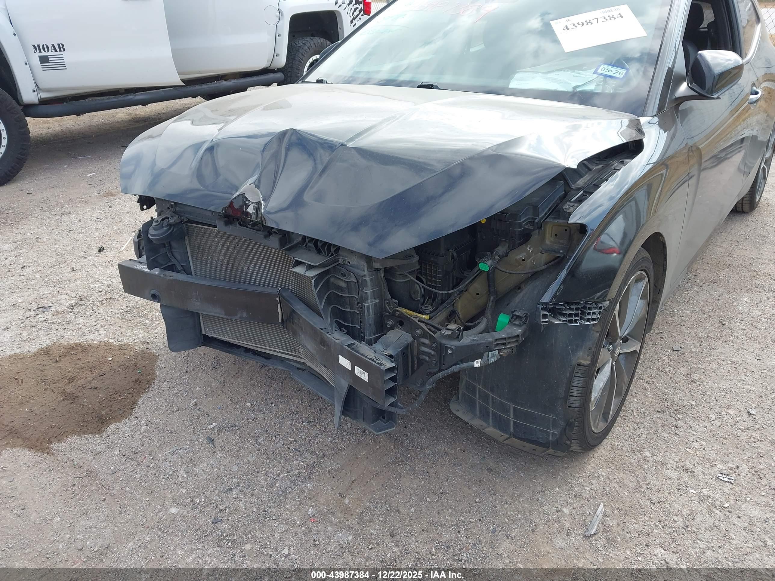 HYUNDAI VELOSTER image 6