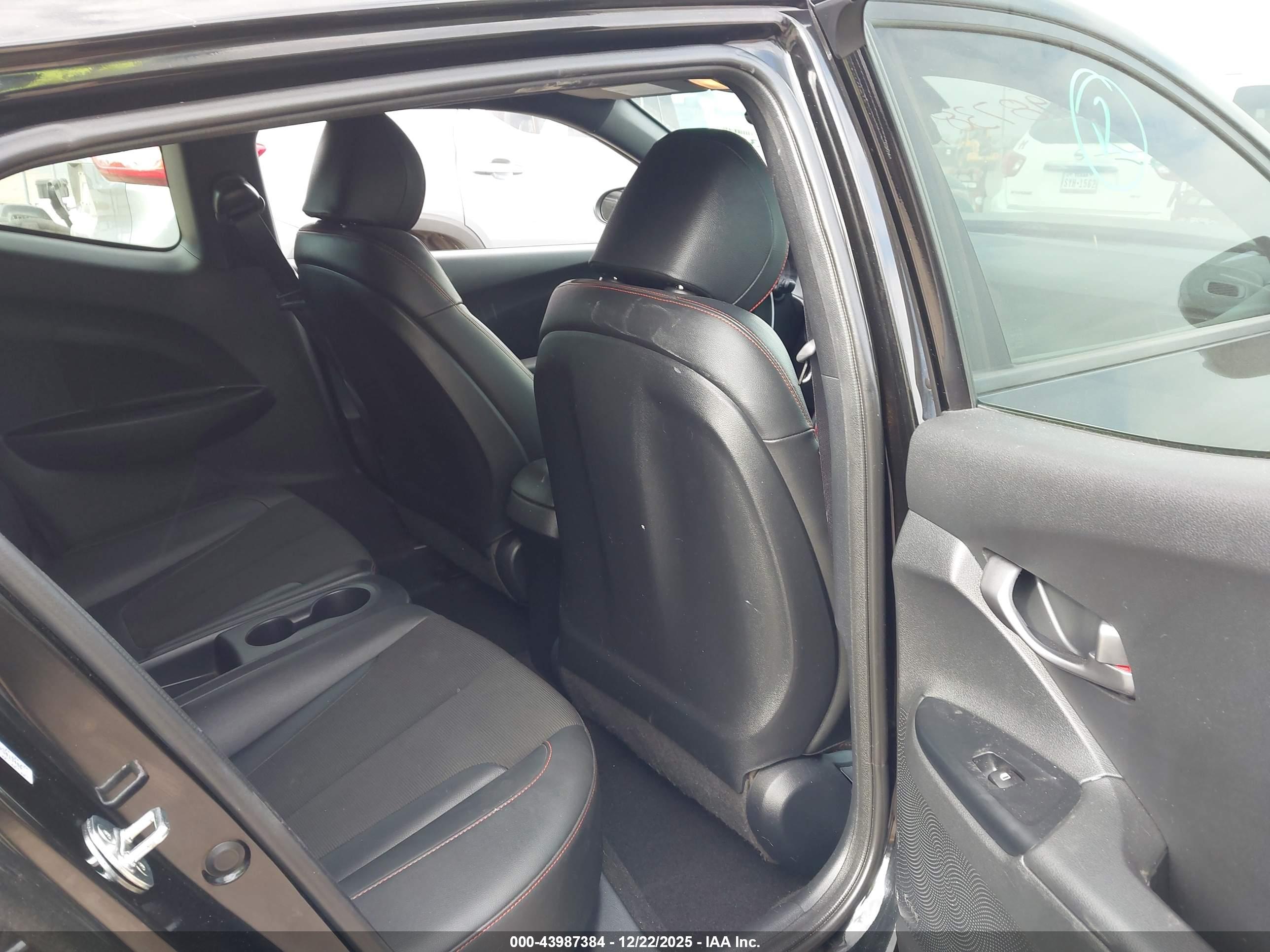 HYUNDAI VELOSTER image 8