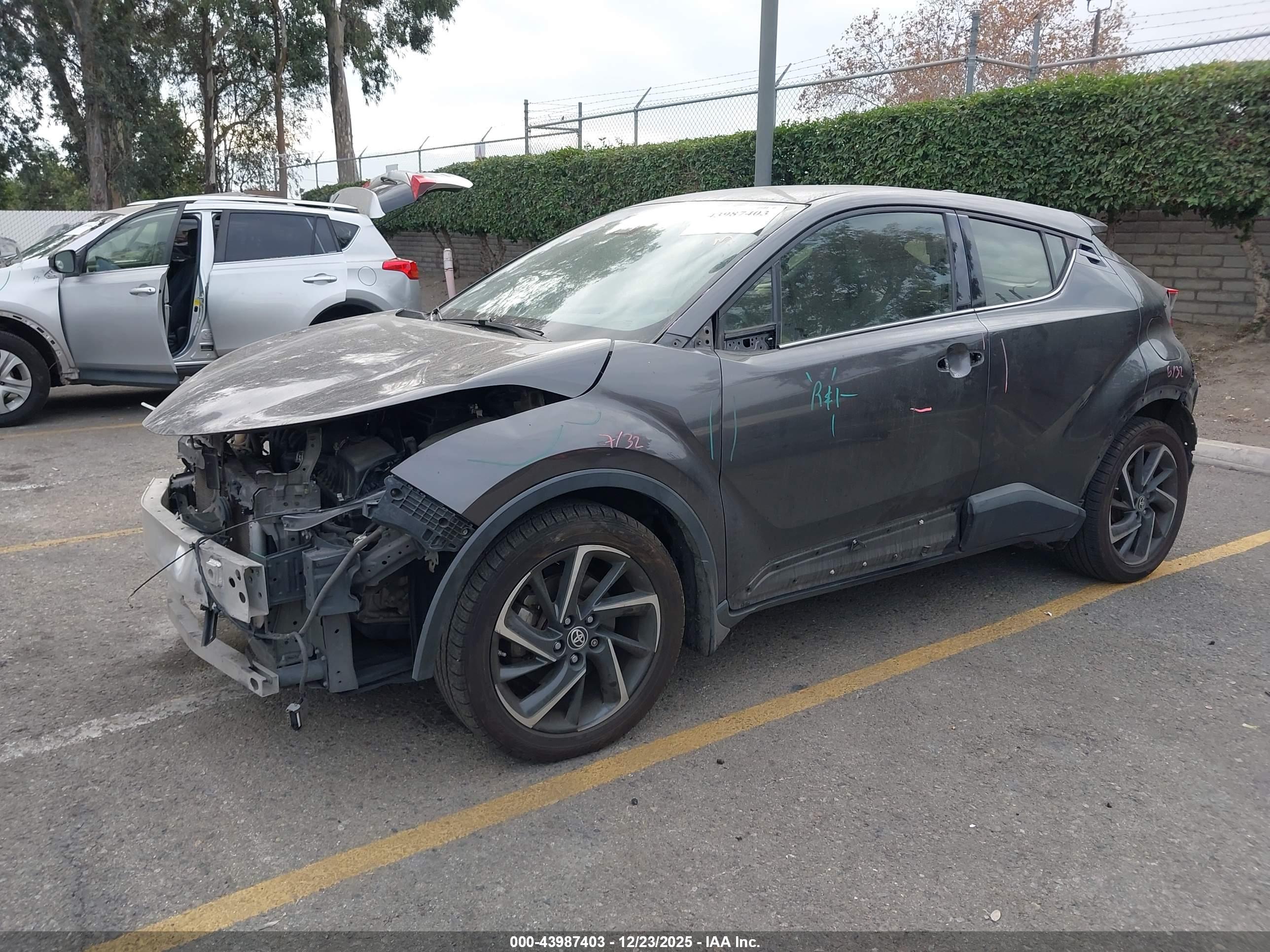 TOYOTA C-HR image 2