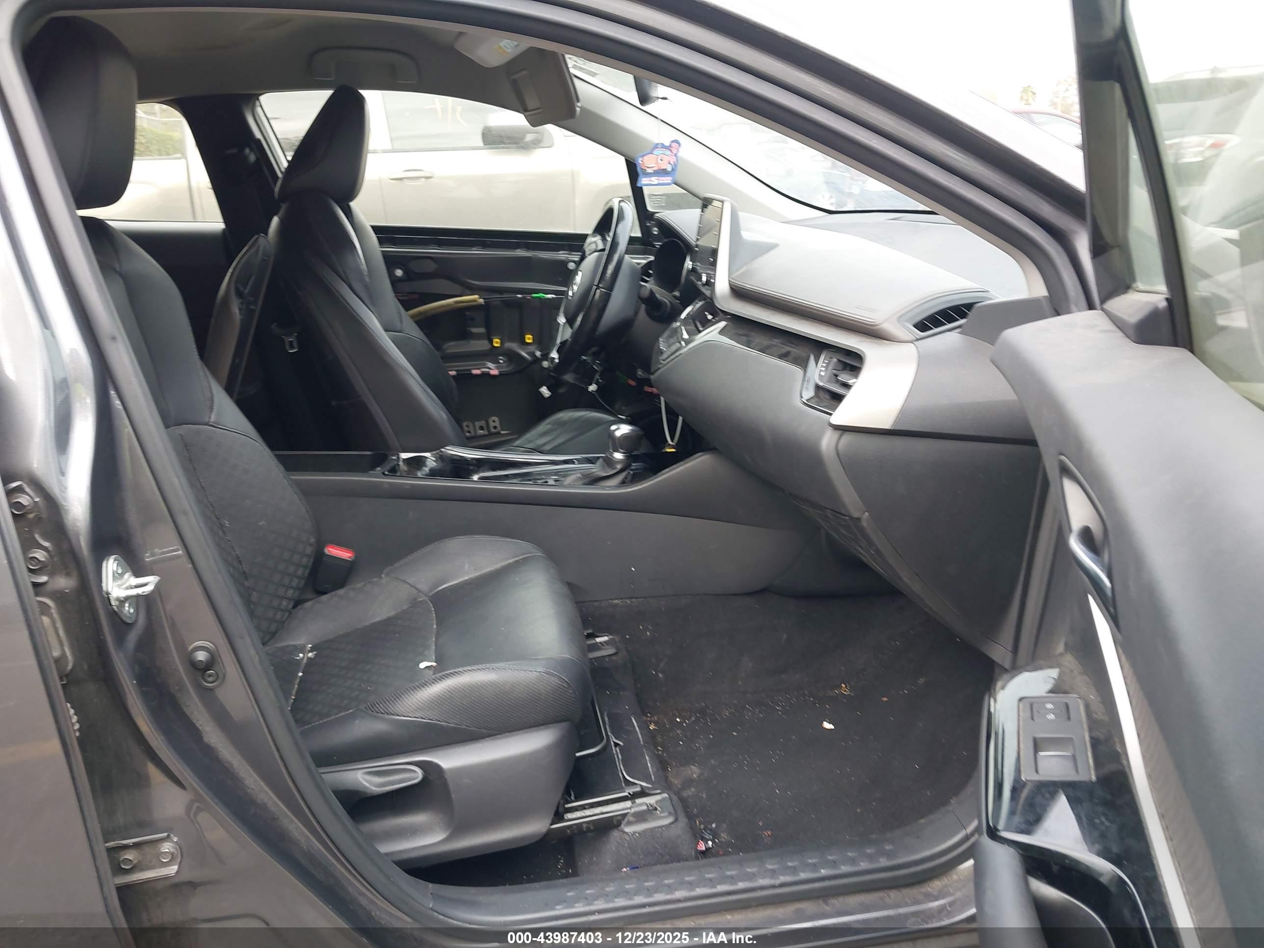 TOYOTA C-HR image 5