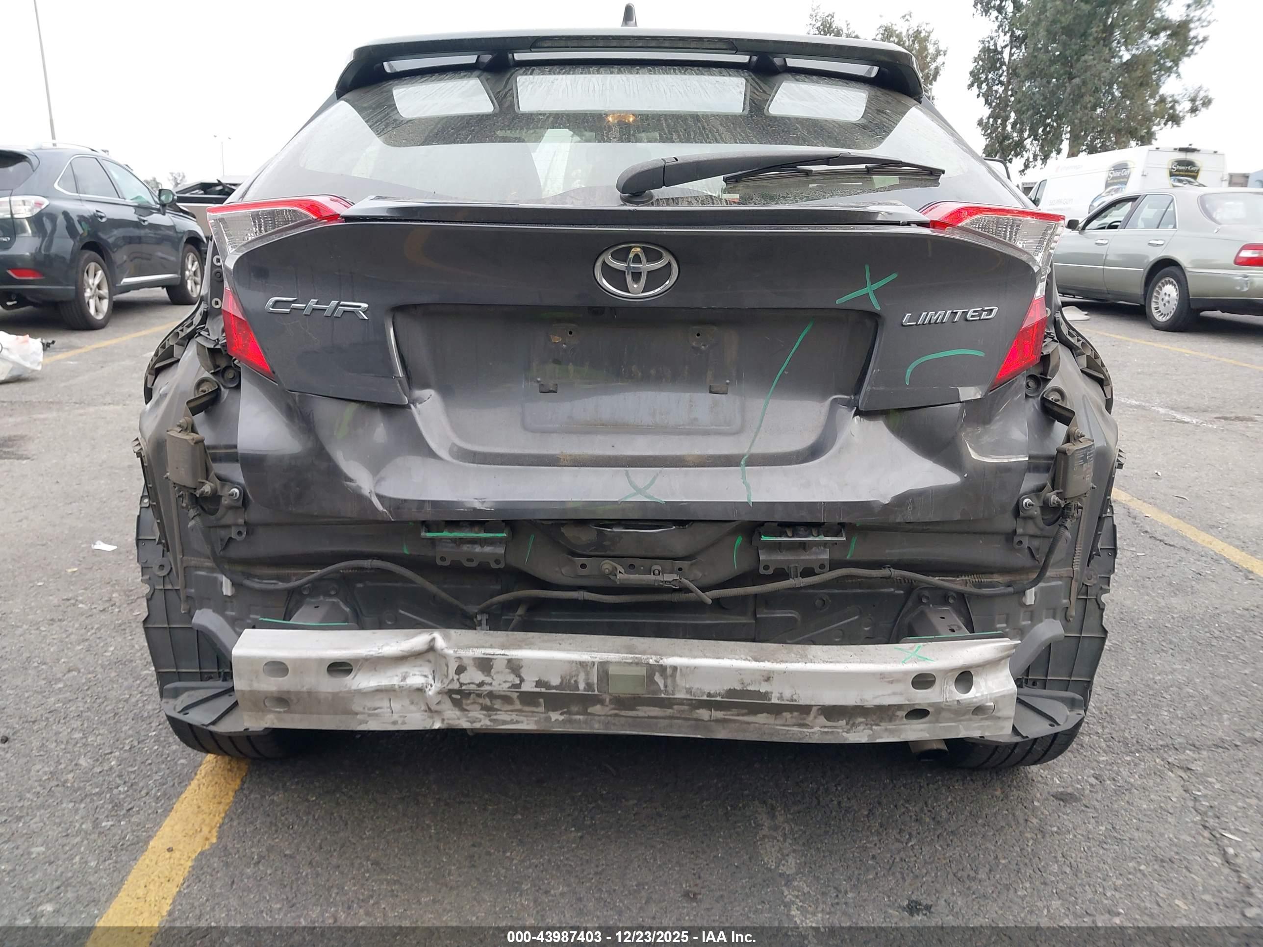 TOYOTA C-HR image 6