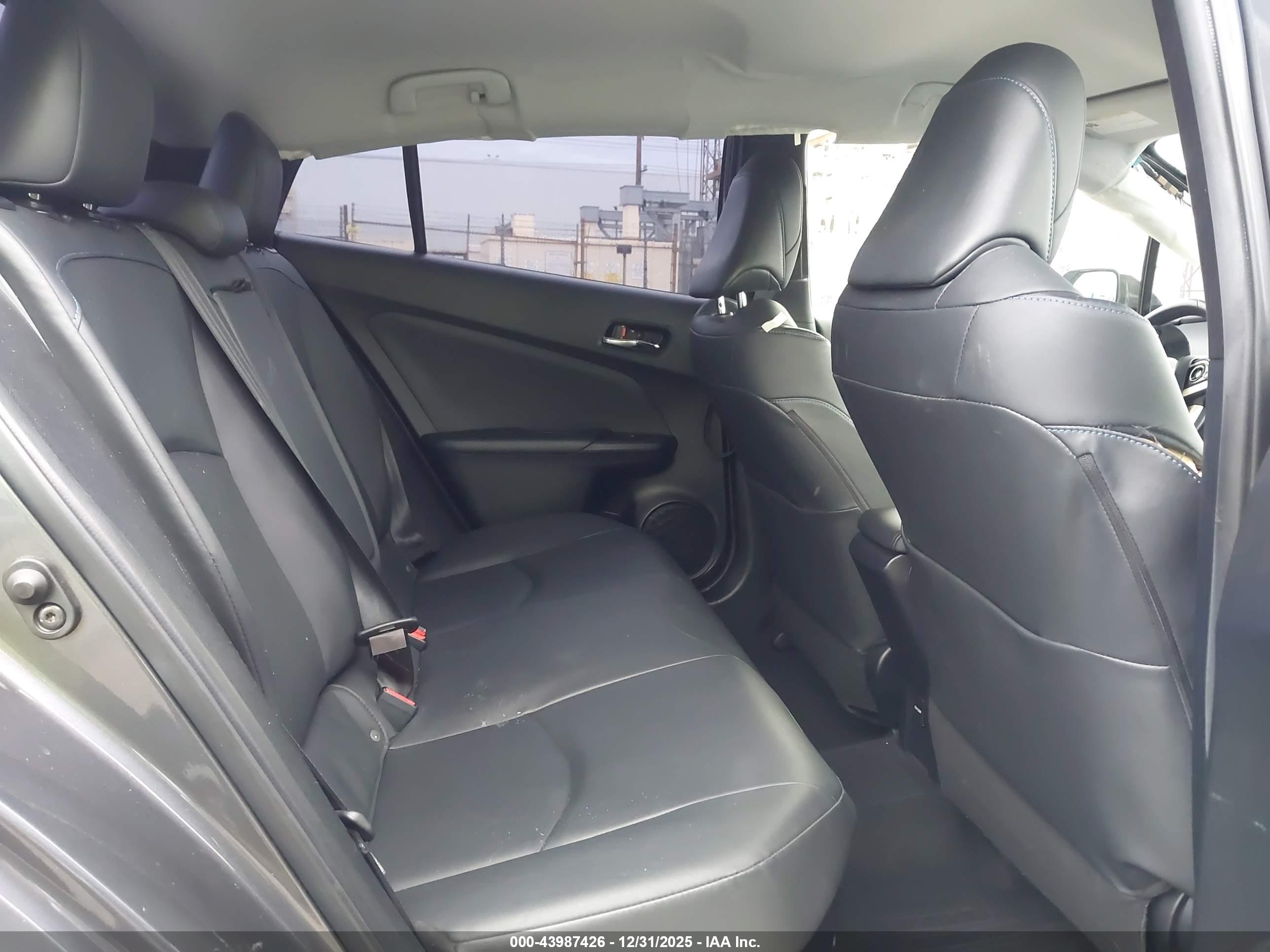 TOYOTA PRIUS image 8