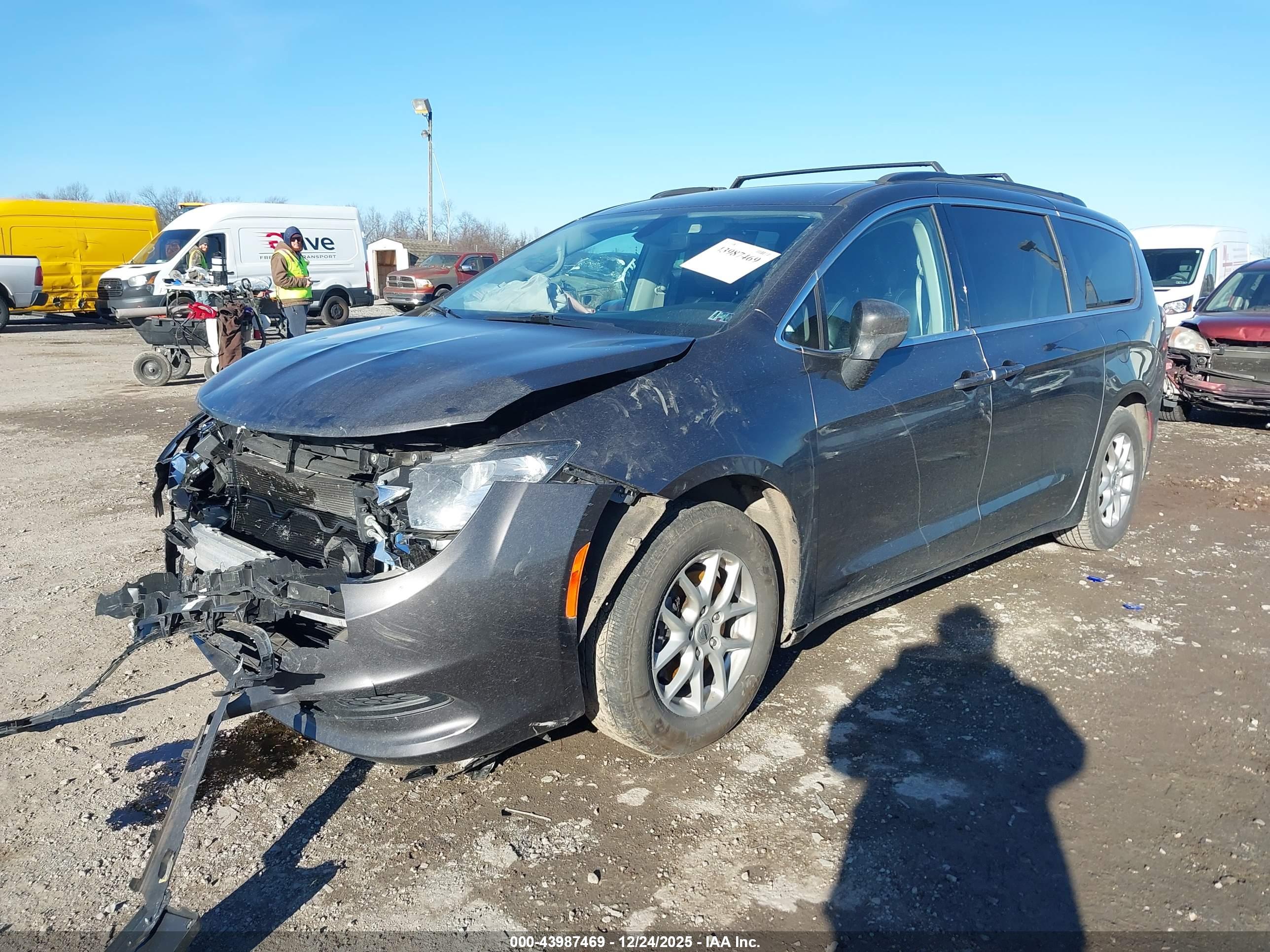 CHRYSLER VOYAGER image 2